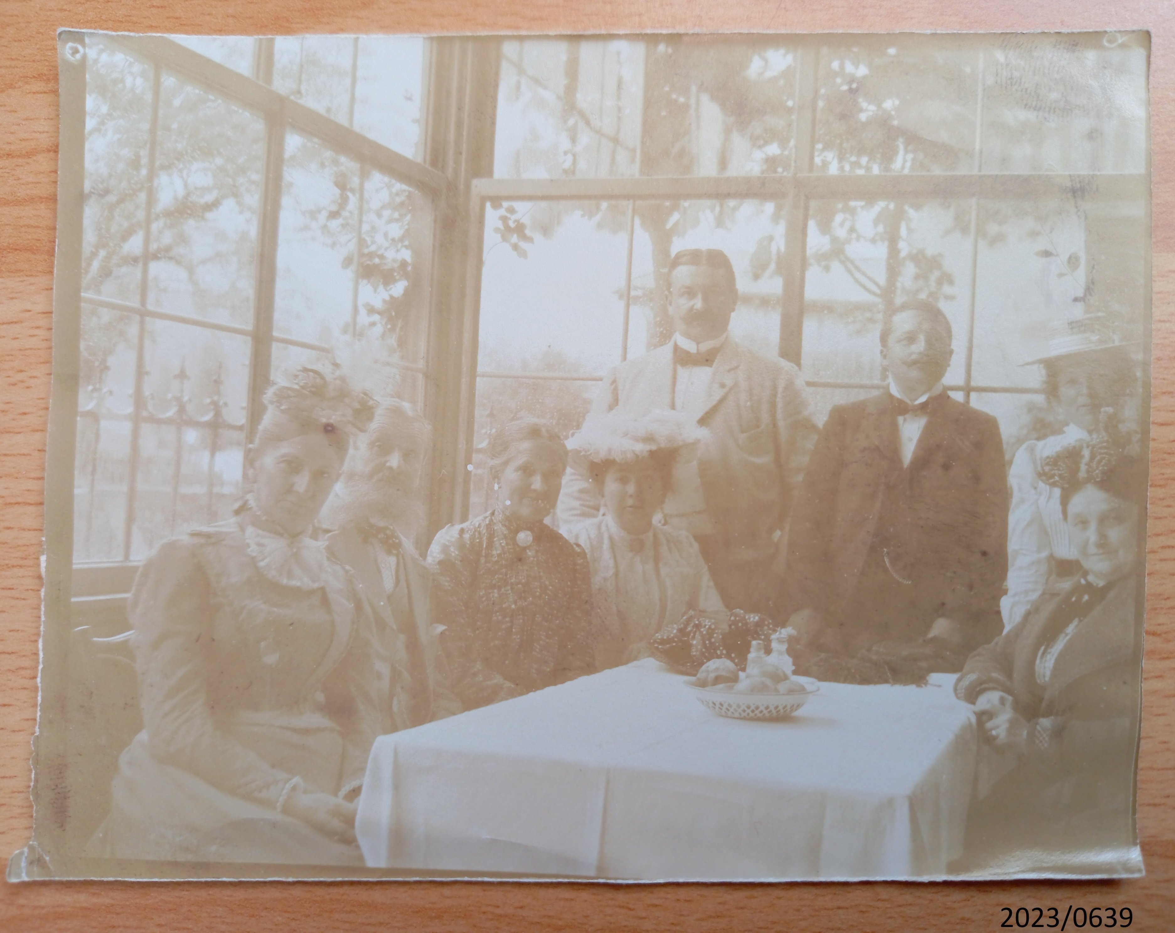 Fotografie von 8 Personen in einem Wintergarten (Stadtmuseum Bad Dürkheim im Kulturzentrum Haus Catoir CC BY-NC-SA)