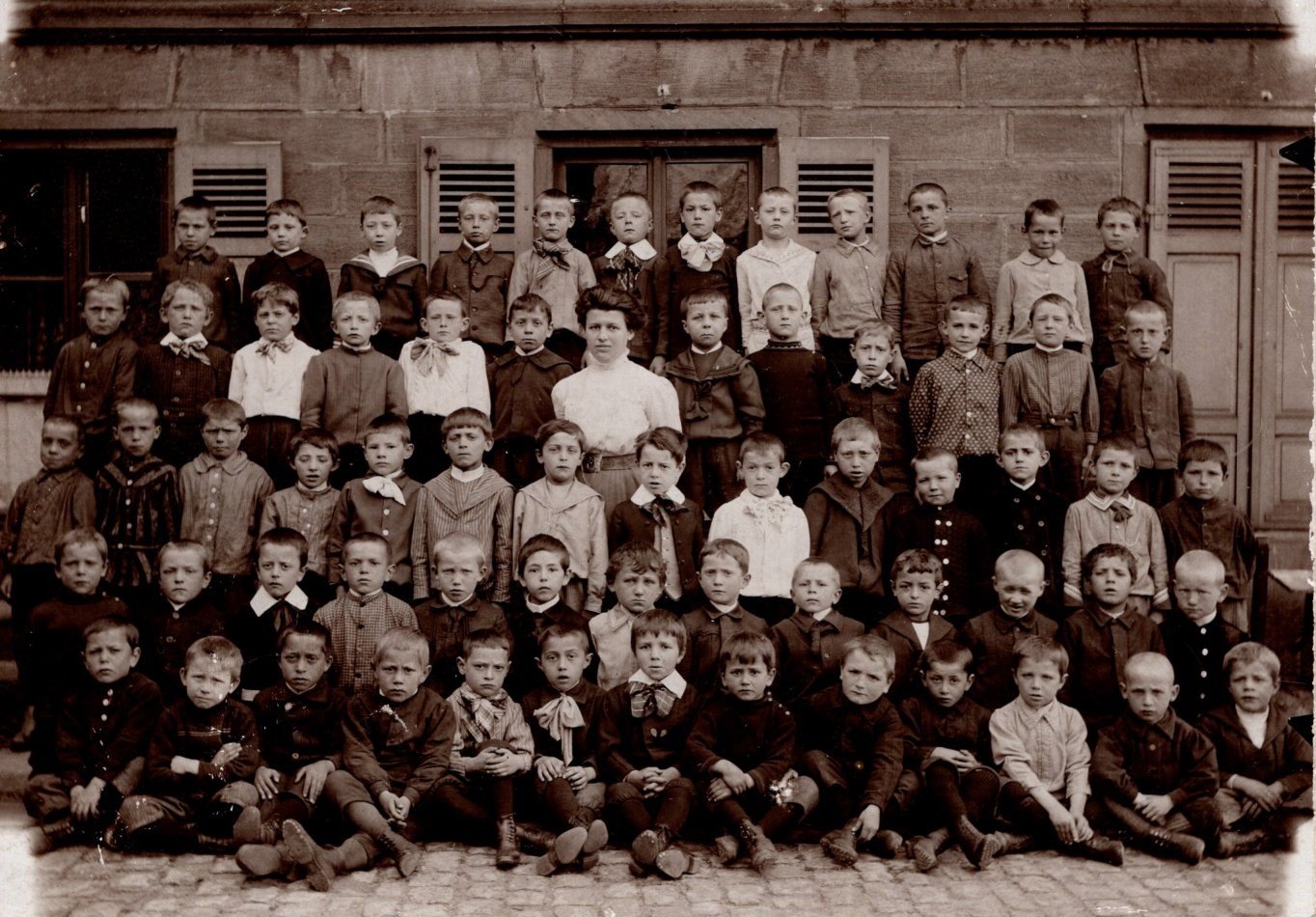 Foto der II. Klasse Volksschule Bad Dürkheim Mai 1910 (Stadtmuseum Bad Dürkheim im Kulturzentrum Haus Catoir CC BY-NC-SA)