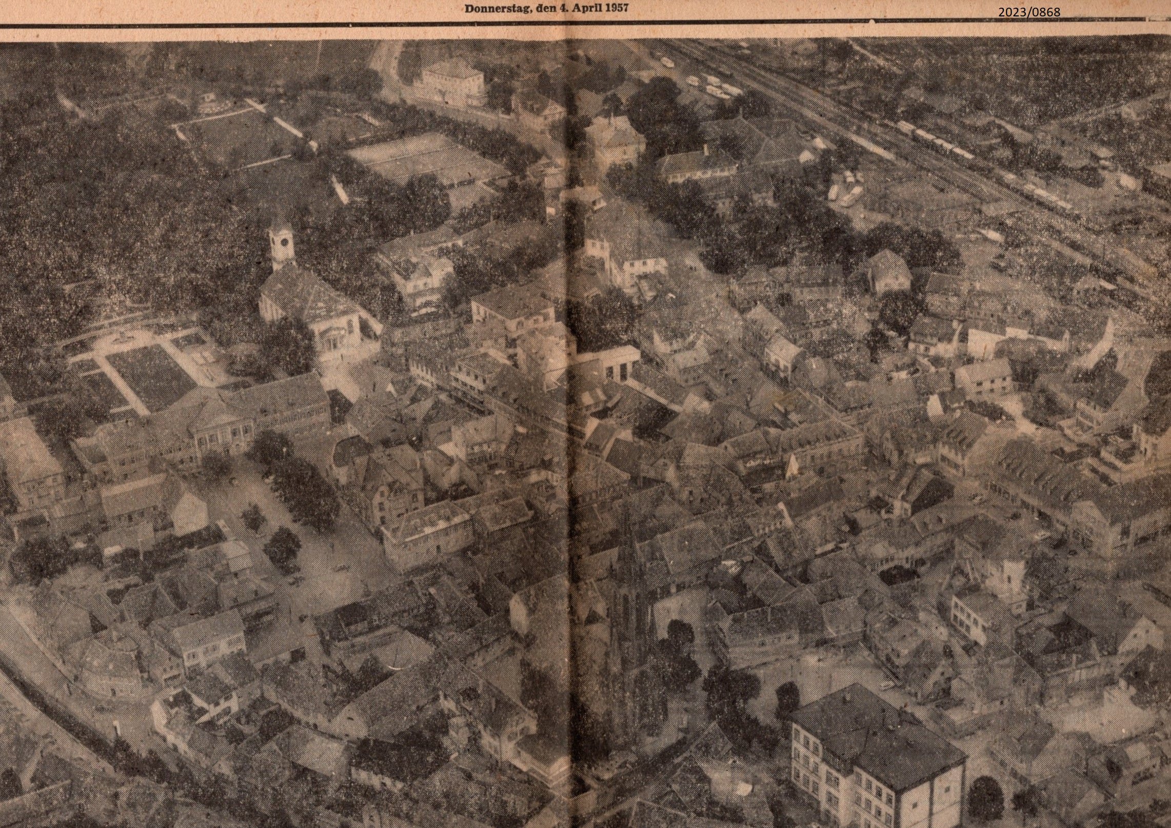 Zeitungsseite 4. April 1957 mit Luftaufnahme Bad Dürkheims (Stadtmuseum Bad Dürkheim im Kulturzentrum Haus Catoir CC BY-NC-SA)