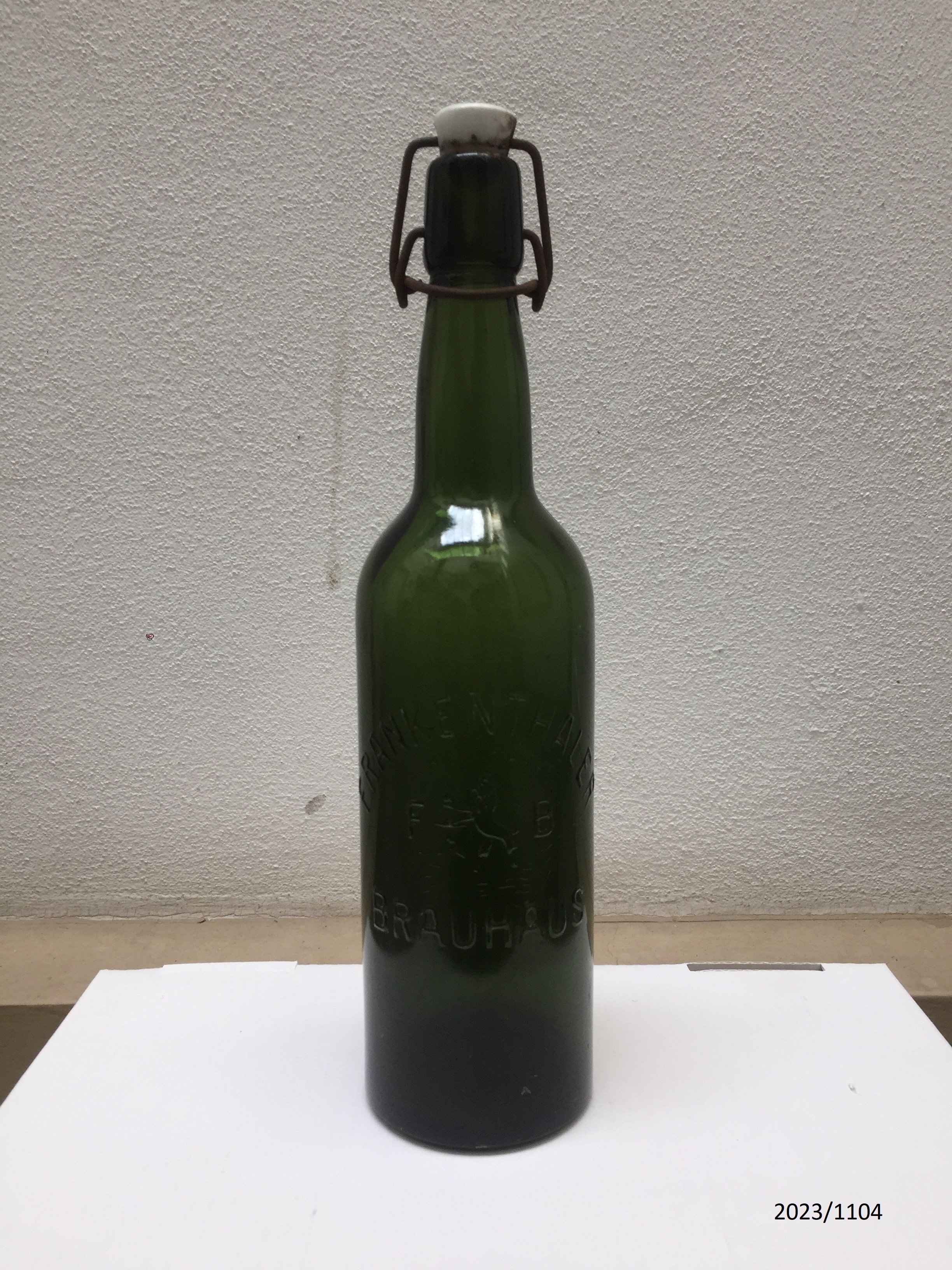Bierflasche "Frankenthaler Brauhaus" 1 Liter (Stadtmuseum Bad Dürkheim im Kulturzentrum Haus Catoir CC BY-NC-SA)