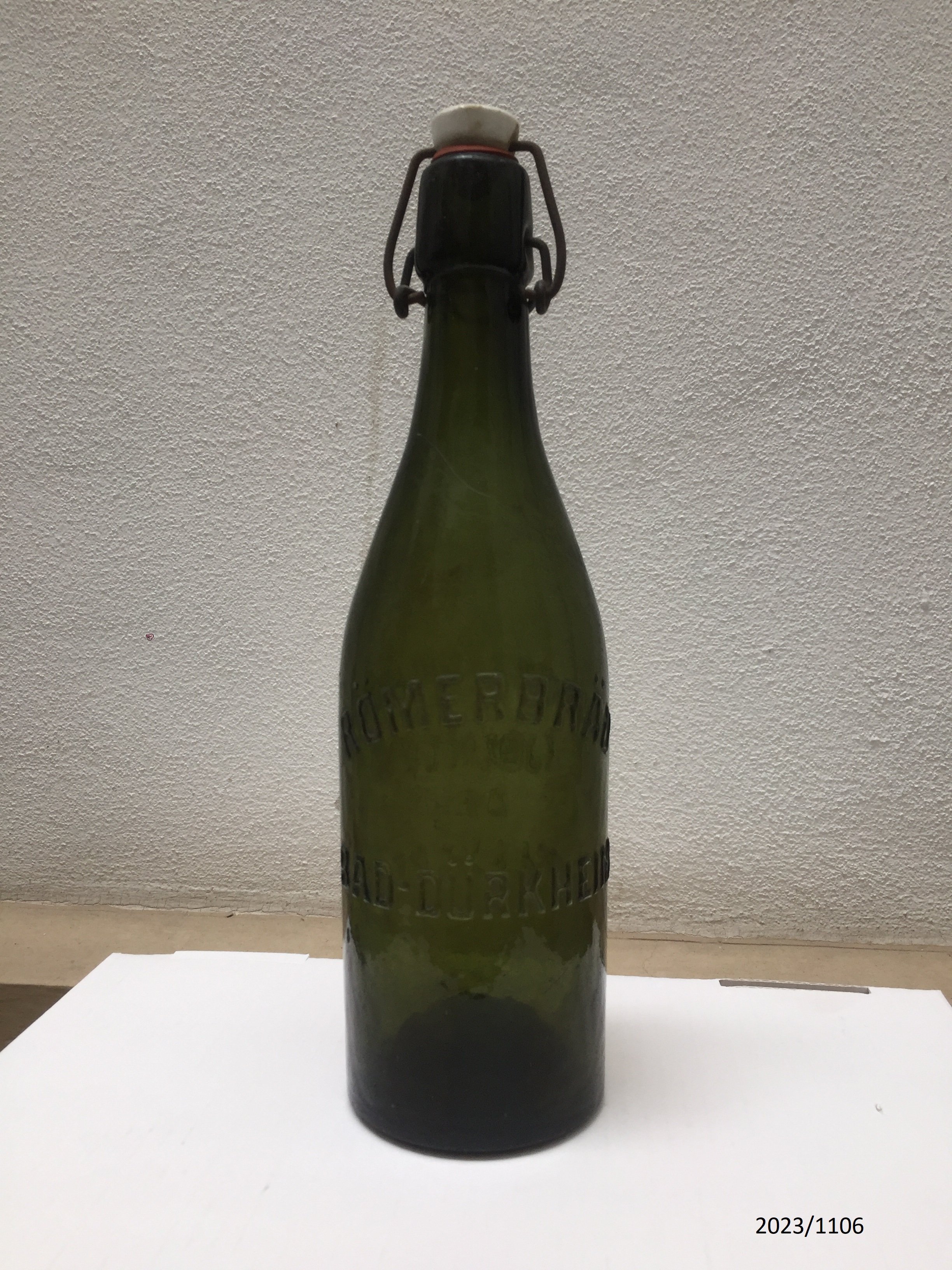 Bierflasche "Römerbräu Bad Dürkheim" 1 Liter (Stadtmuseum Bad Dürkheim im Kulturzentrum Haus Catoir CC BY-NC-SA)