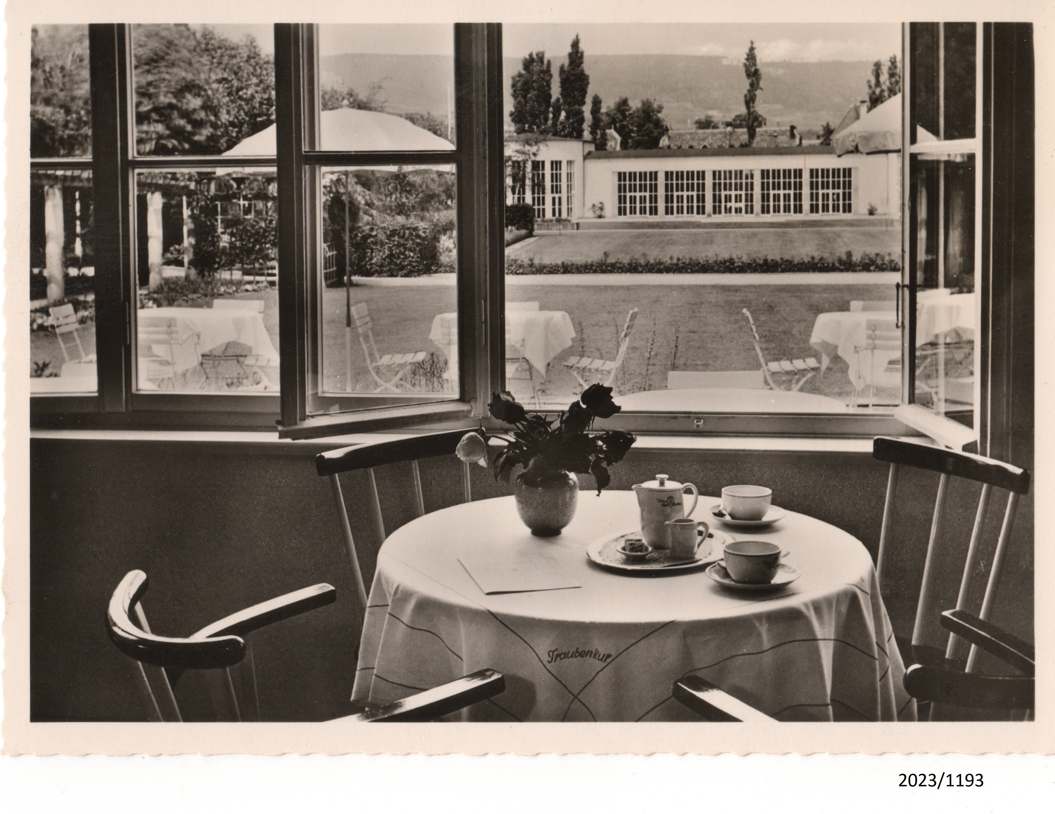 Bad Dürkheim, Blick vom Café Traubenkur zur Brunnenhalle, 1950er Jahre (Stadtmuseum Bad Dürkheim im Kulturzentrum Haus Catoir CC BY-NC-SA)