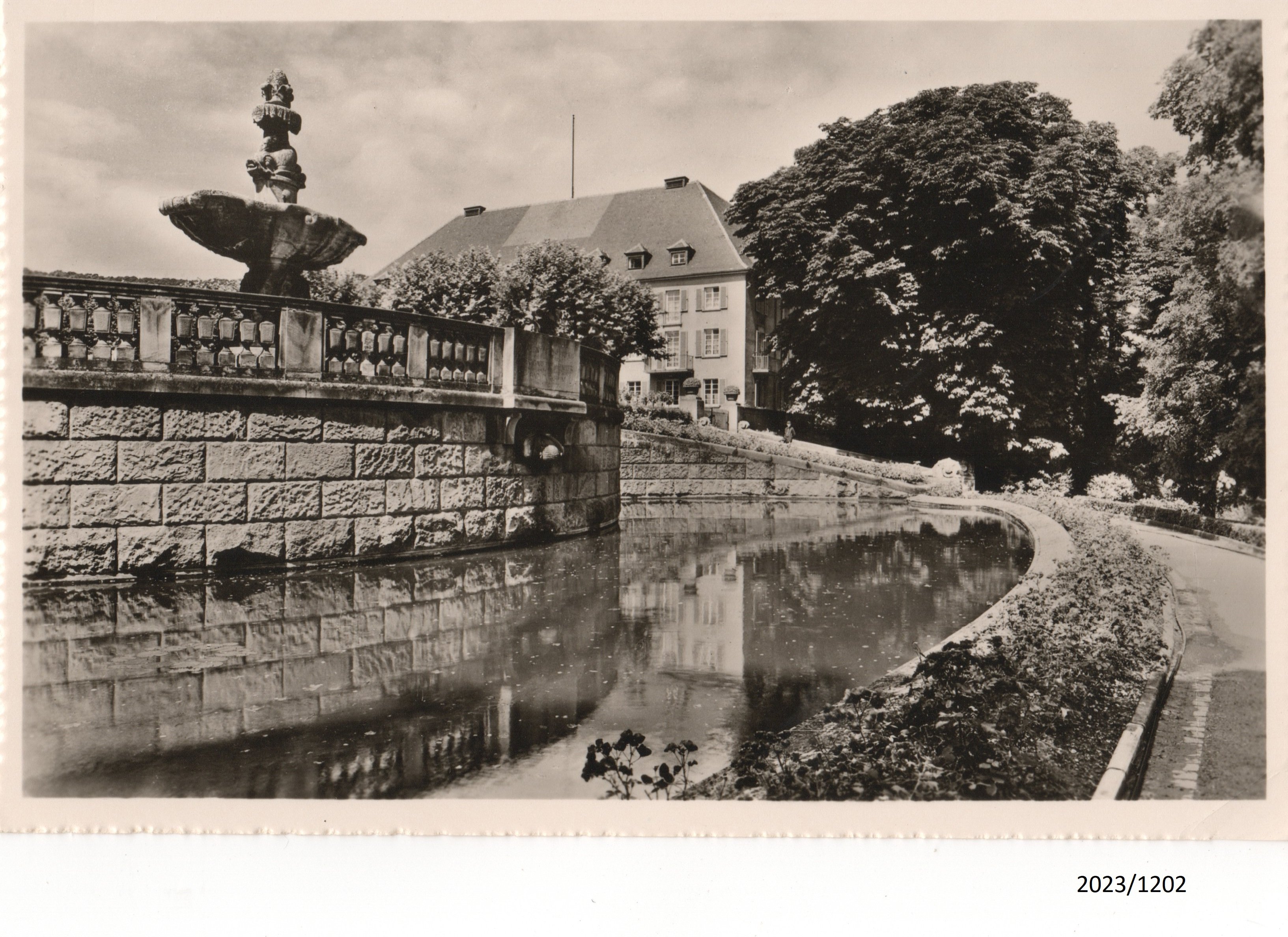 Bad Dürkheim, Ostertagbrunnen und Kurparkhotel, Anfang 1950er Jahre (Stadtmuseum Bad Dürkheim im Kulturzentrum Haus Catoir CC BY-NC-SA)