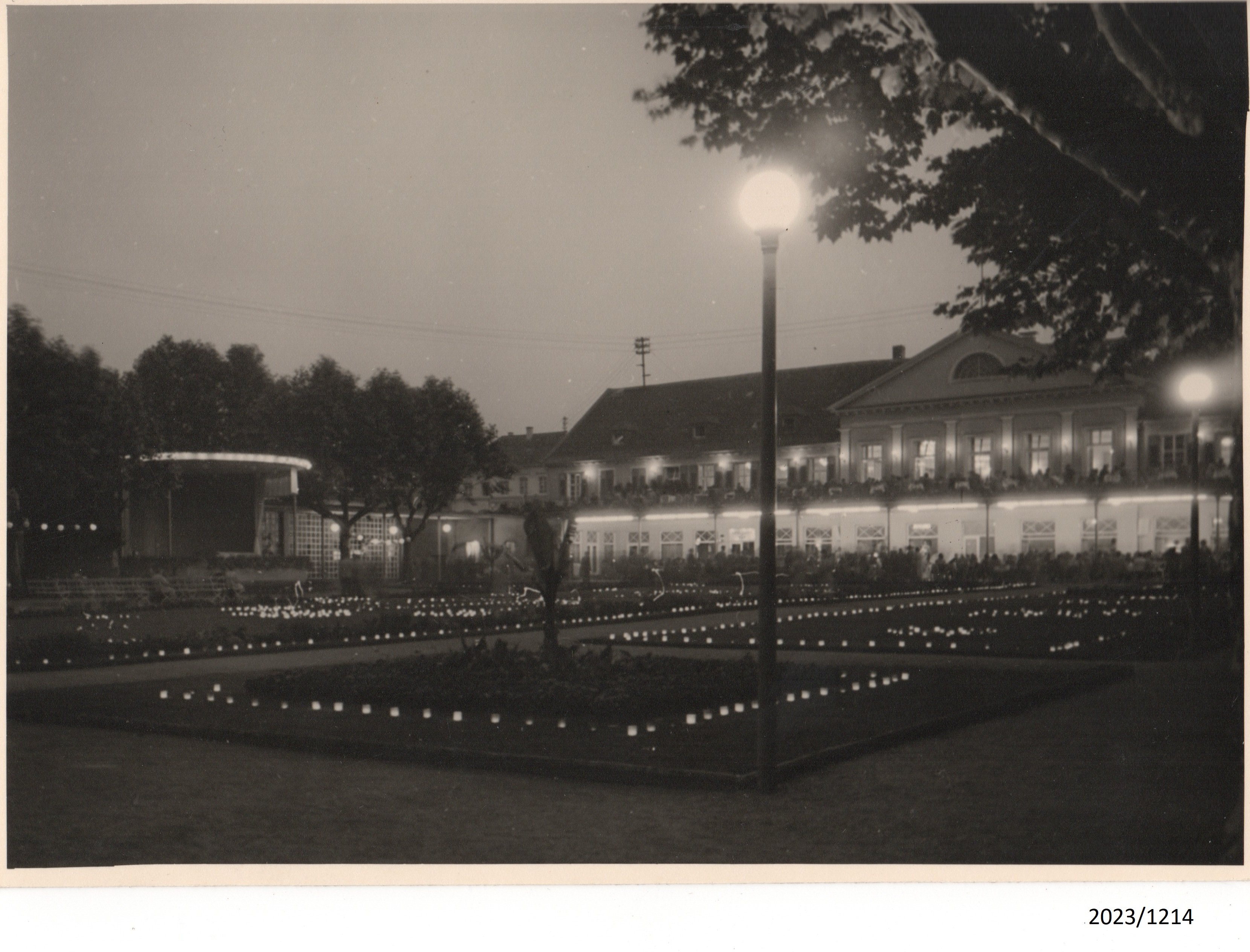 Bad Dürkheim, Kurhaus und Kurgarten bei Nacht, 1950er Jahre (Stadtmuseum Bad Dürkheim im Kulturzentrum Haus Catoir CC BY-NC-SA)