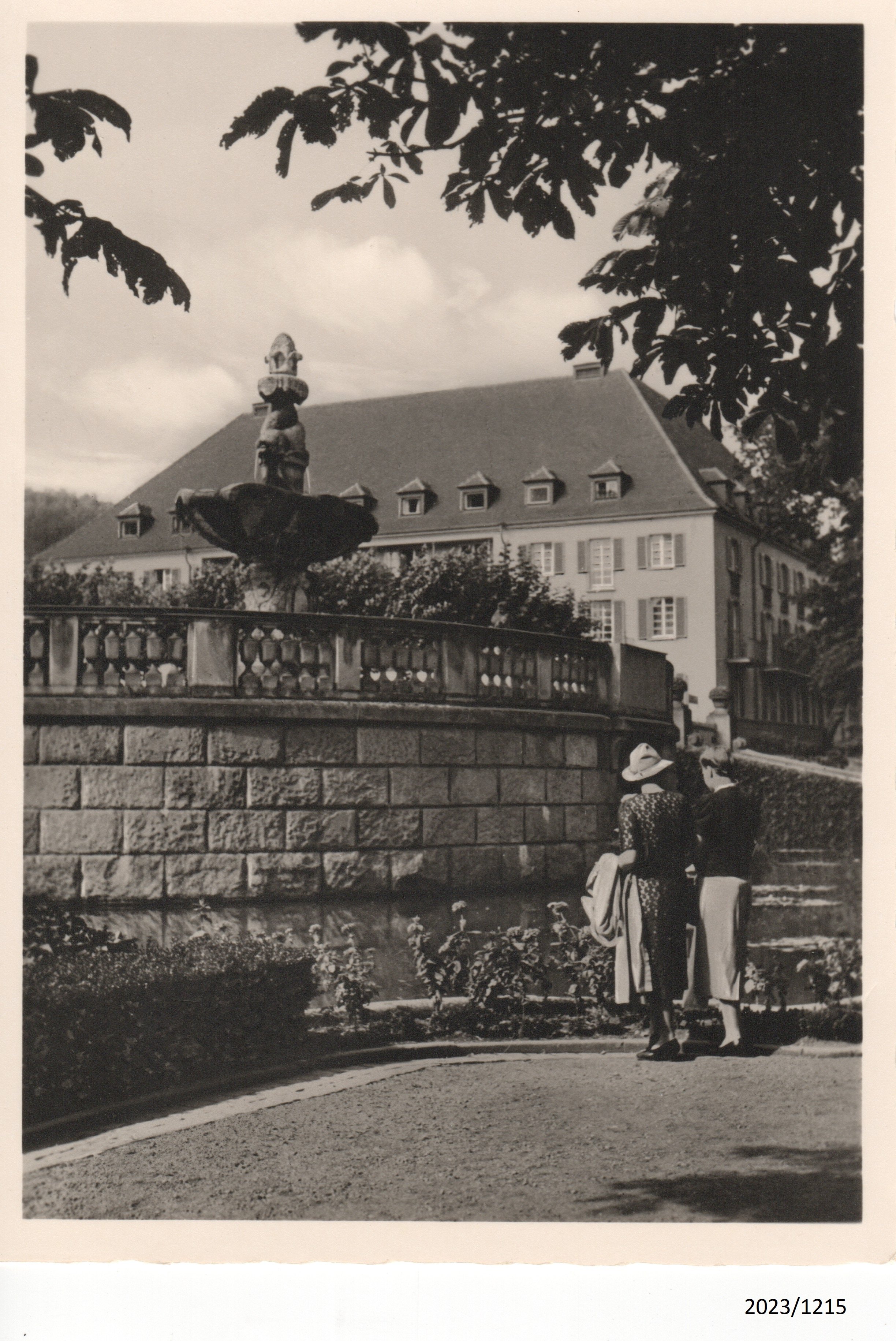 Bad Dürkheim, Kurgarten mit Ostertagbrunnen und Kurhotel, 1950er Jahre (Stadtmuseum Bad Dürkheim im Kulturzentrum Haus Catoir CC BY-NC-SA)