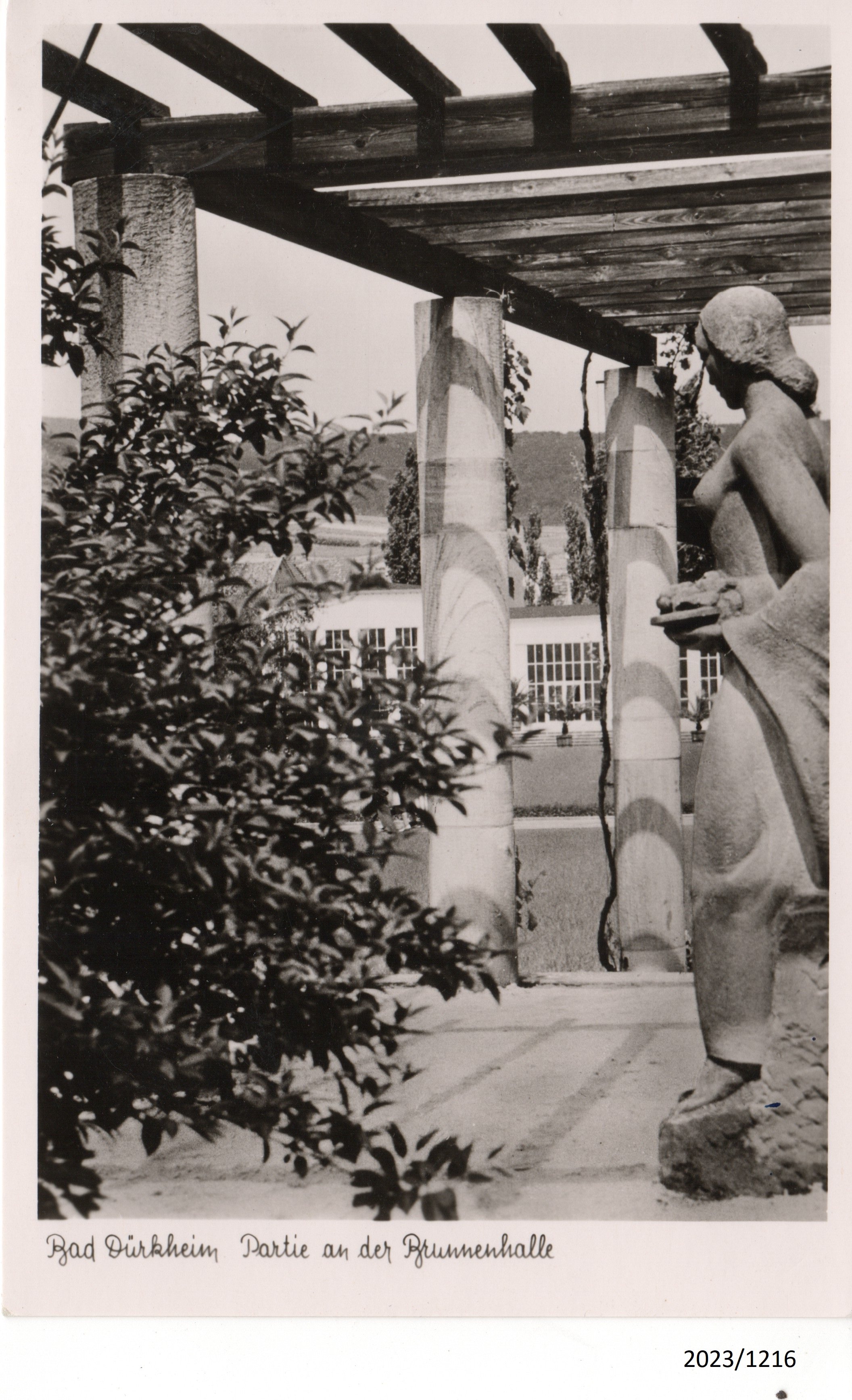 Bad Dürkheim, Partie an der Brunnenhalle, späte 1940er o. frühe 1950er Jahre (Stadtmuseum Bad Dürkheim im Kulturzentrum Haus Catoir CC BY-NC-SA)