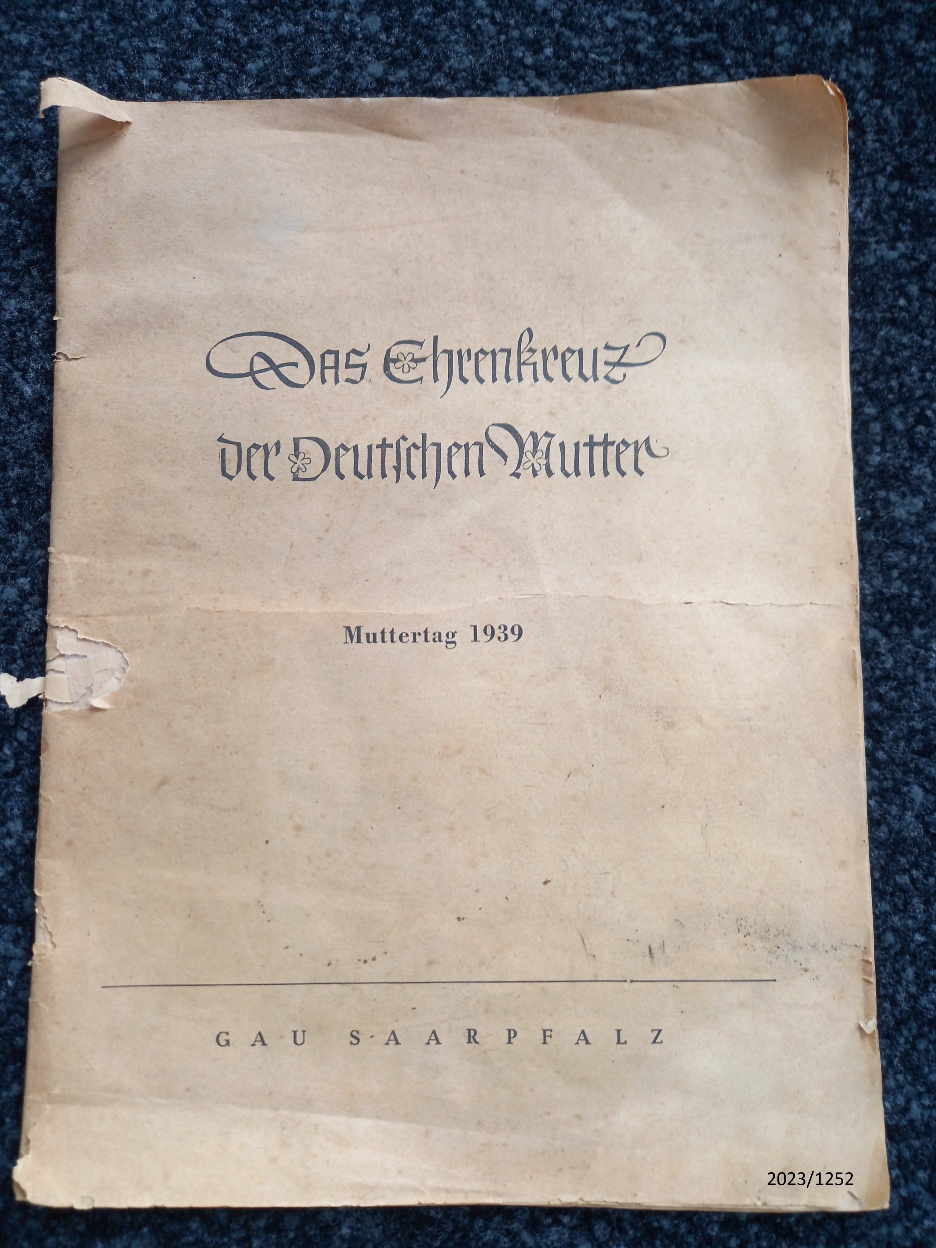 Heft, Das Ehrenkreuz der Deutschen Mutter, 1939 (Stadtmuseum Bad Dürkheim im Kulturzentrum Haus Catoir CC BY-NC-SA)