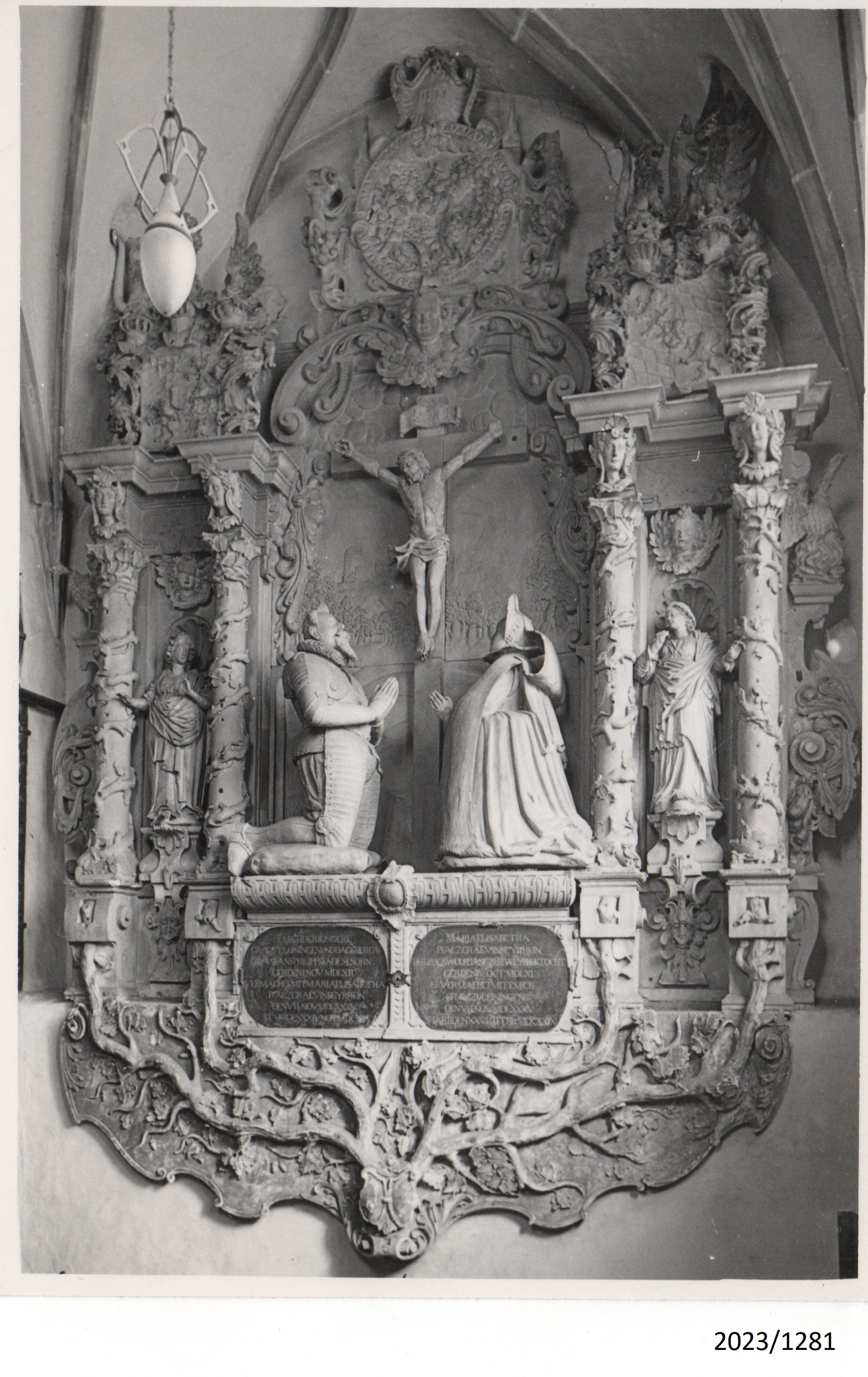 Epitaph für Emich XI. von Leiningen- Dagsburg und Gemahlin in der Bad Dürkheimer Schlosskirche, 1950er Jahre (Stadtmuseum Bad Dürkheim im Kulturzentrum Haus Catoir CC BY-NC-SA)