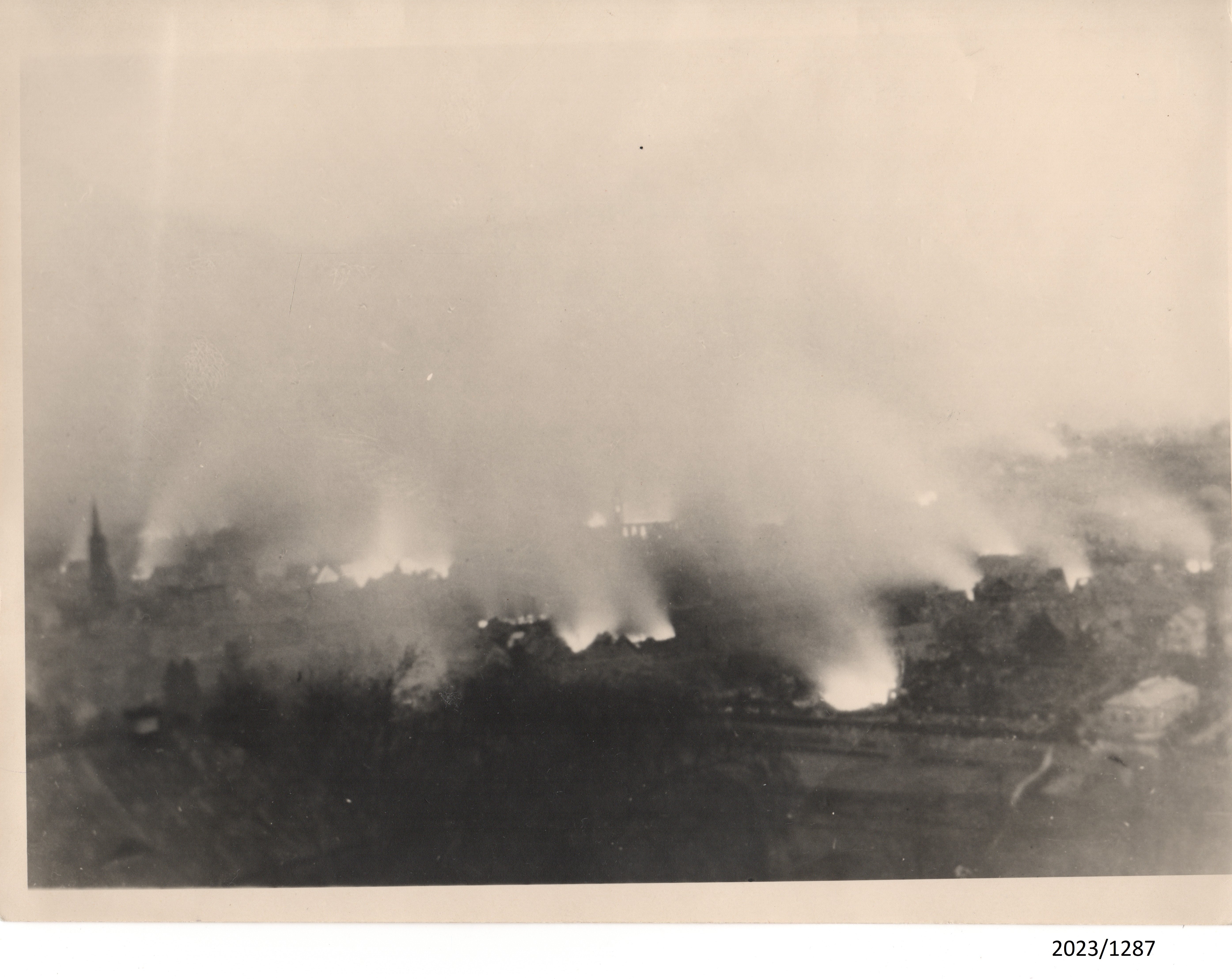 Das brennende Bad Dürkheim am 18. März 1945 (Stadtmuseum Bad Dürkheim im Kulturzentrum Haus Catoir CC BY-NC-SA)