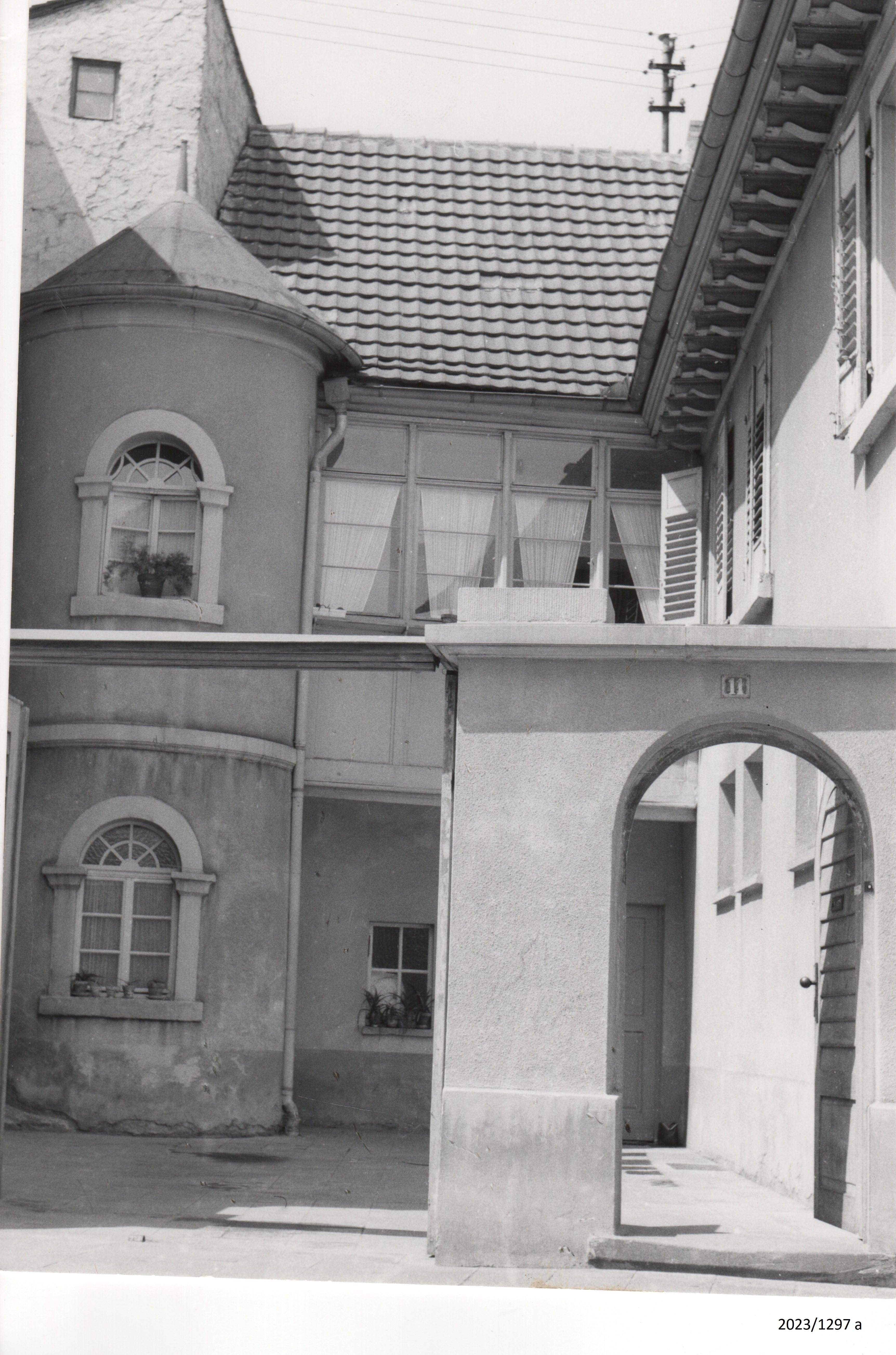 Bad Dürkheim, Blick auf ein Wohnhaus Ecke Mannheimer Straße, Philipp-Fauth-Straße, 1960er Jahre (Stadtmuseum Bad Dürkheim im Kulturzentrum Haus Catoir CC BY-NC-SA)