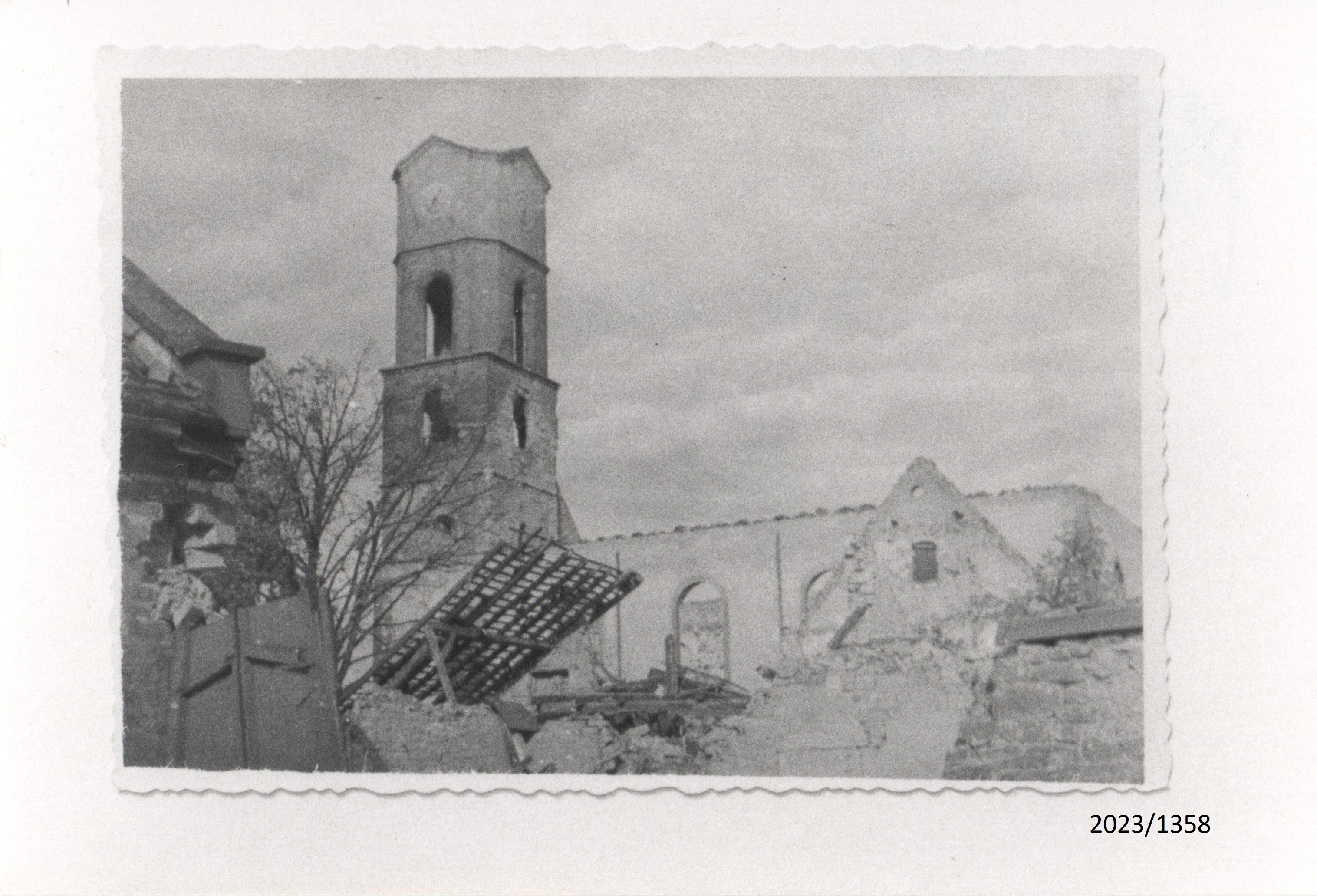 Bad Dürkheim: Blick auf die zerstörte Burgkirche, März 1945 (Stadtmuseum Bad Dürkheim im Kulturzentrum Haus Catoir CC BY-NC-SA)