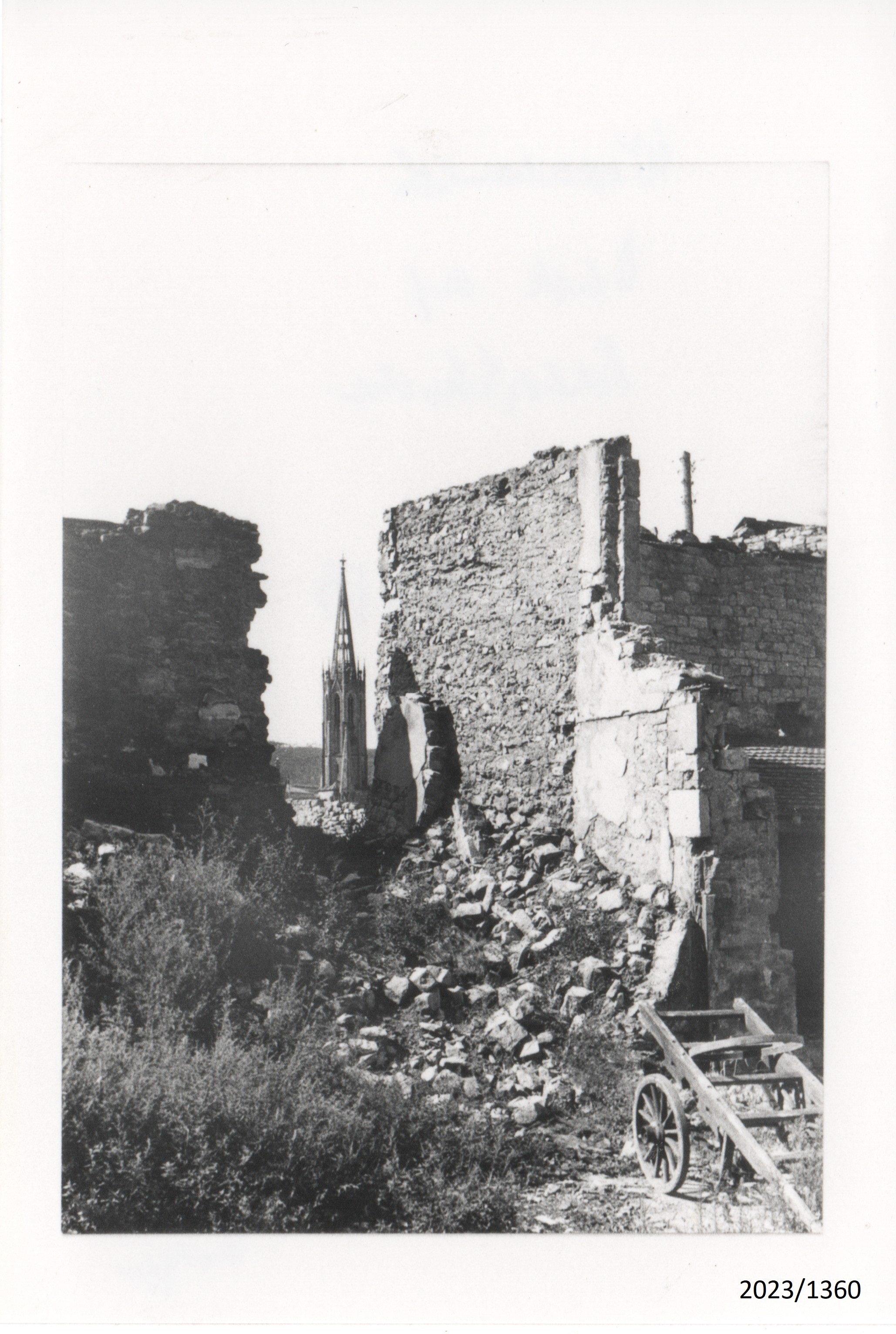 Bad Dürkheim: Blick durch Ruine auf die Schlosskirche, März 1945 (Stadtmuseum Bad Dürkheim im Kulturzentrum Haus Catoir CC BY-NC-SA)