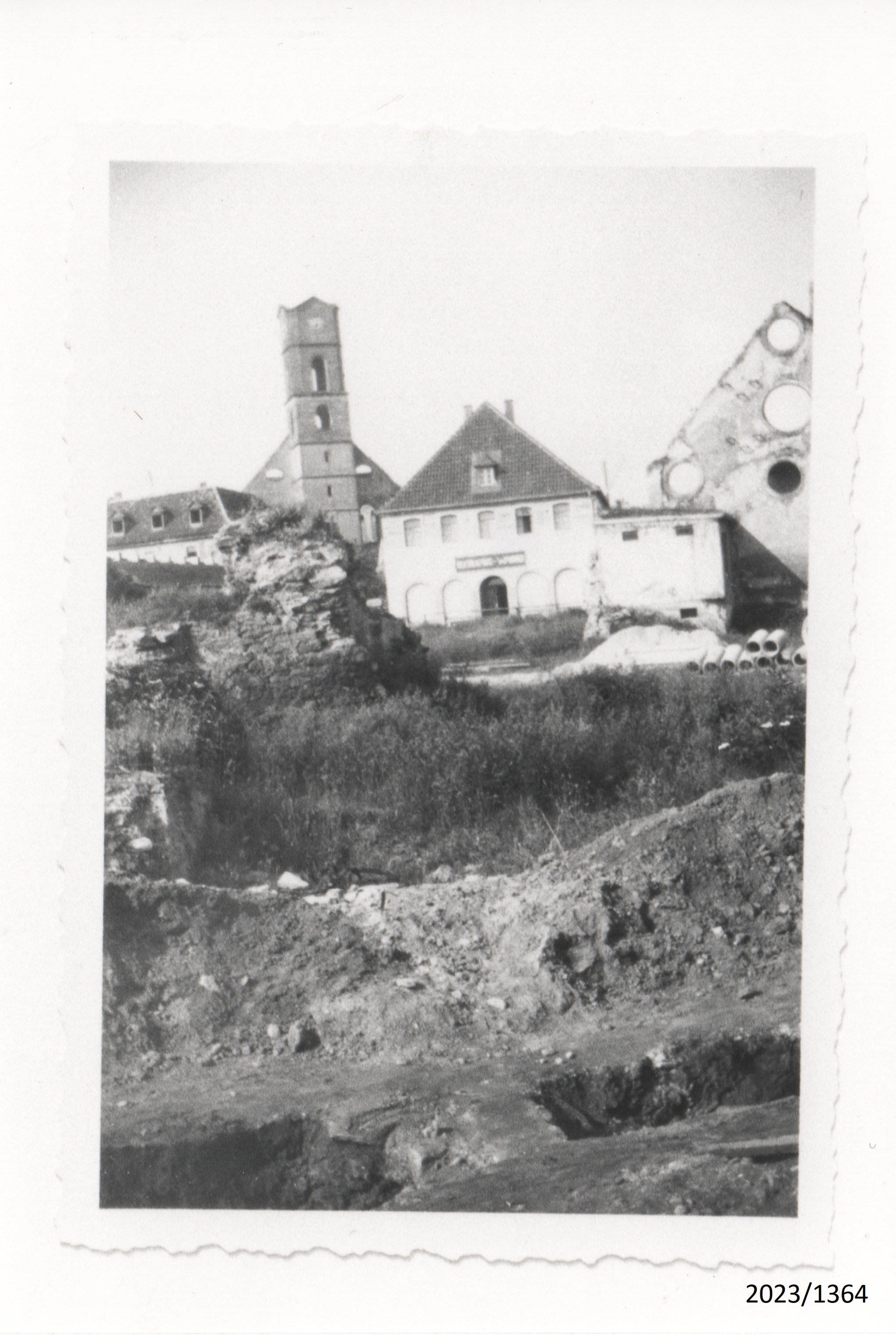 Bad Dürkheim: Blick auf Teil des Obermarkts und die Burgkirche von Norden, 1945 (Stadtmuseum Bad Dürkheim im Kulturzentrum Haus Catoir CC BY-NC-SA)