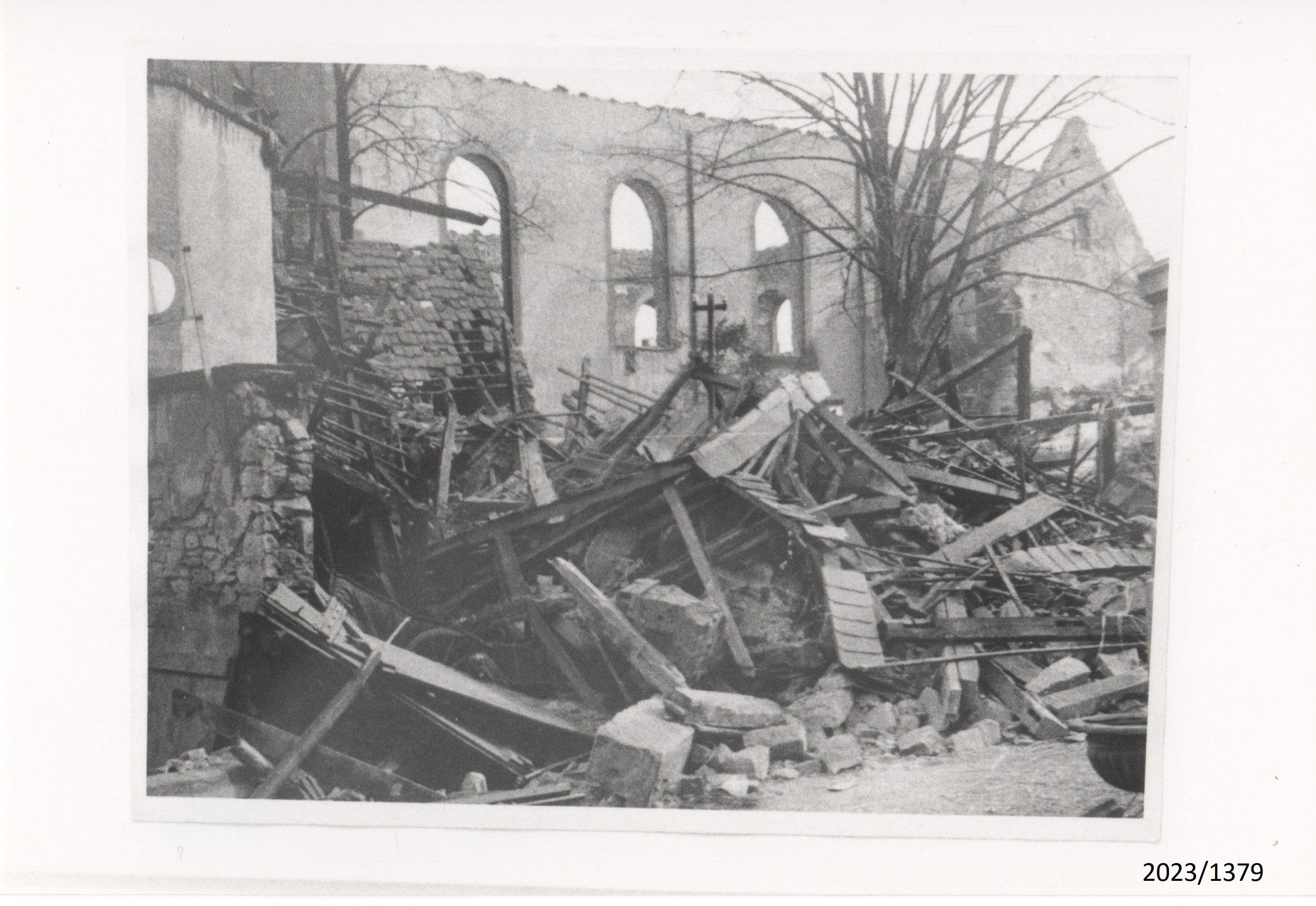 Bad Dürkheim, Trümmerschutt vor der Burgkirche, März 1945 (Stadtmuseum Bad Dürkheim im Kulturzentrum Haus Catoir CC BY-NC-SA)