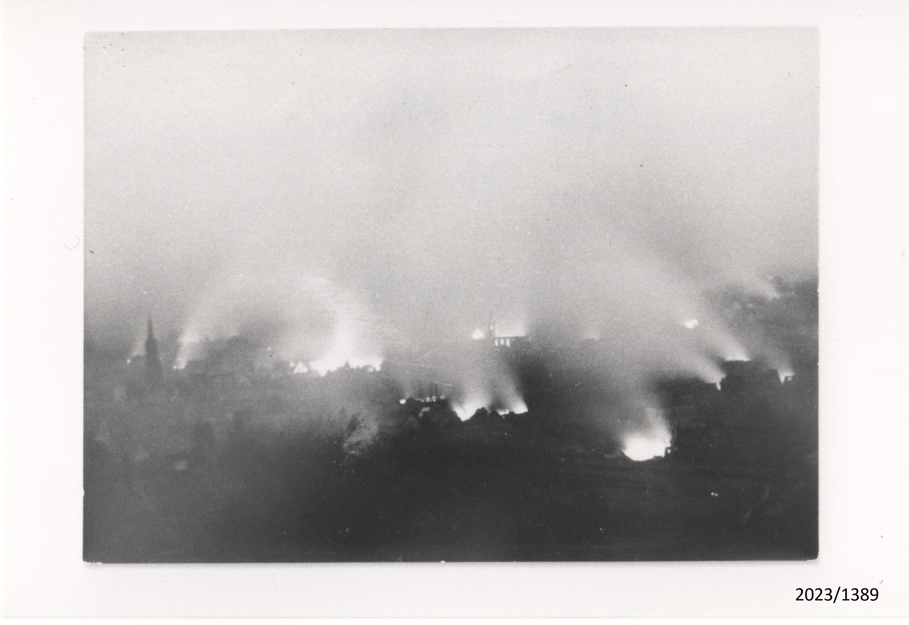 Das brennende Bad Dürkheim am 18. März 1945 (Stadtmuseum Bad Dürkheim im Kulturzentrum Haus Catoir CC BY-NC-SA)