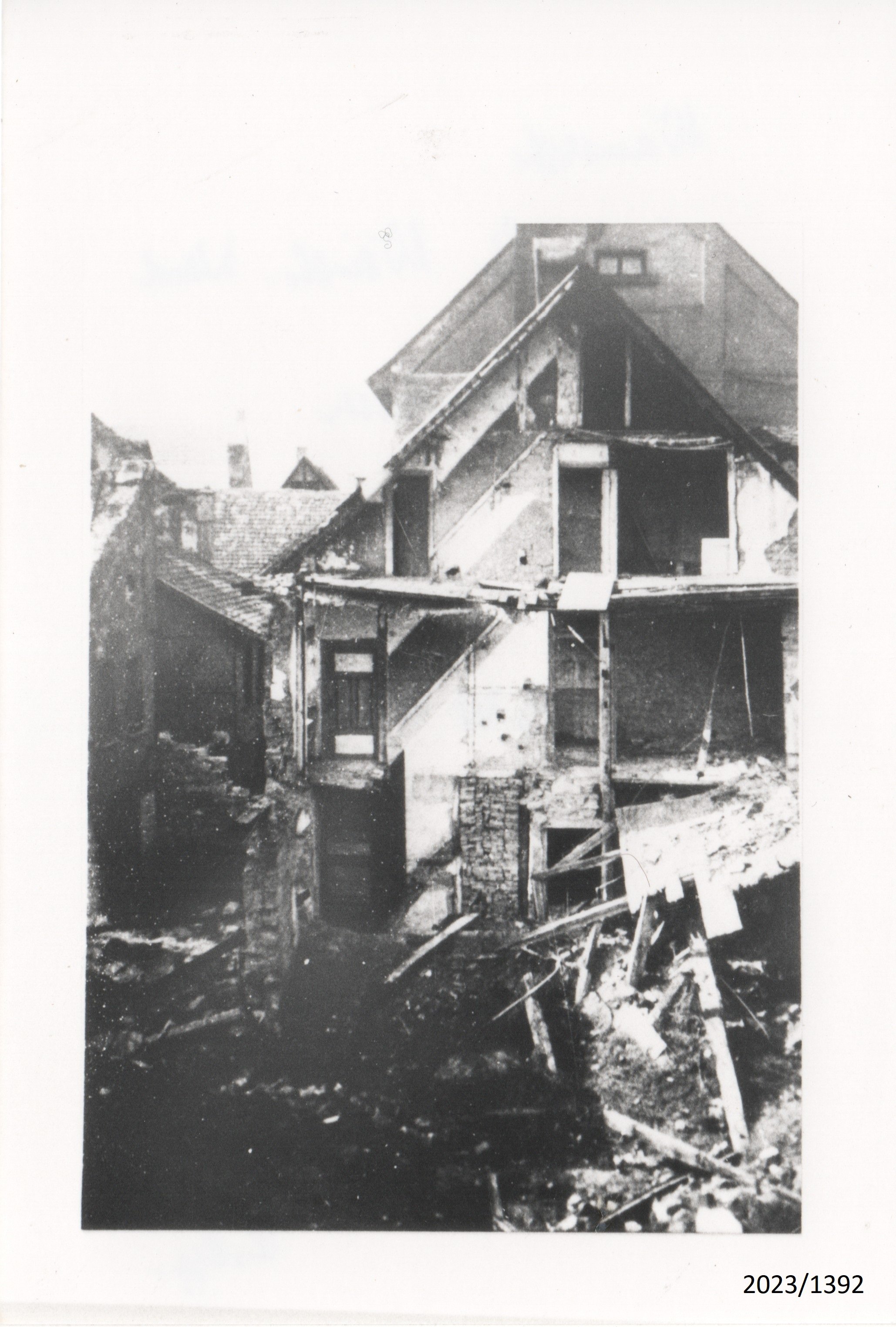 Bad Dürkheim, zerstörtes Haus in der Weinstraße Nord, März 1945 (Stadtmuseum Bad Dürkheim im Kulturzentrum Haus Catoir CC BY-NC-SA)