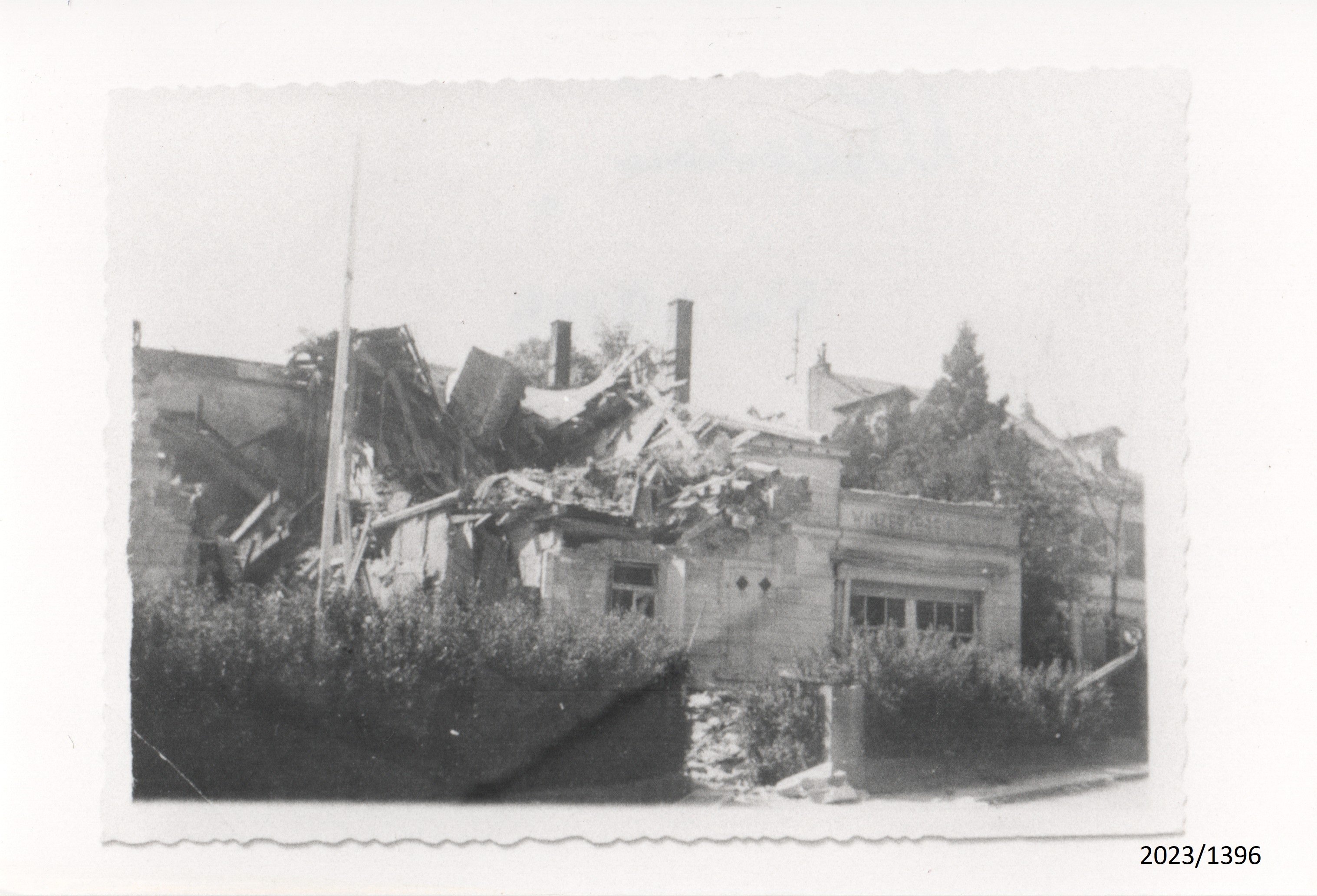 Wachenheim, Zerstörtes Gebäude der Winzervereinigung, März 1945 (Stadtmuseum Bad Dürkheim im Kulturzentrum Haus Catoir CC BY-NC-SA)