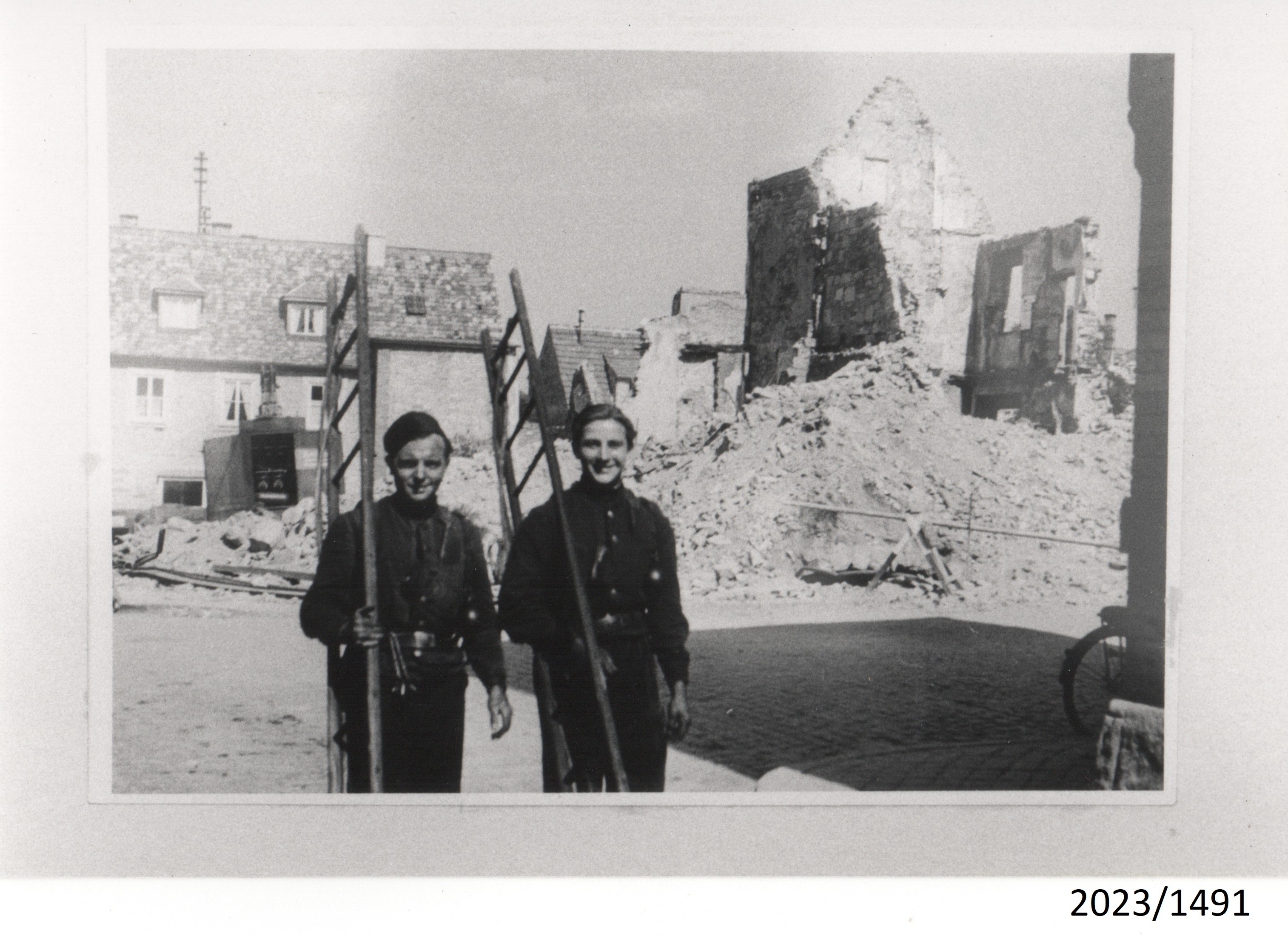 Bad Dürkheim, Zwei Schornsteinfeger bei zerstörtem Gebäude, um 1949 (Stadtmuseum Bad Dürkheim im Kulturzentrum Haus Catoir CC BY-NC-SA)