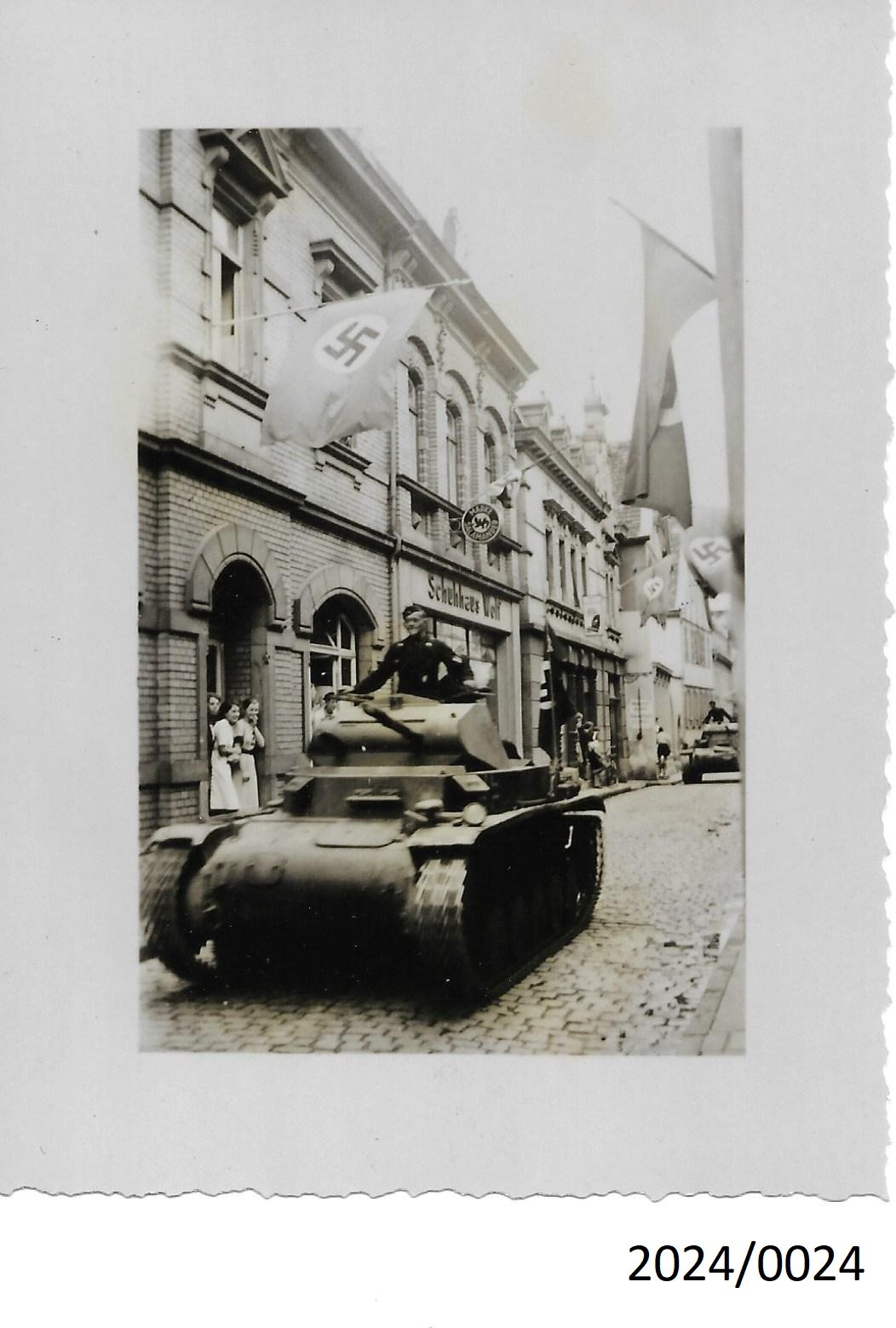 Bad Dürkheim, Panzer der deutschen Wehrmacht fahren durch die Römerstraße, 1940 (Stadtmuseum Bad Dürkheim im Kulturzentrum Haus Catoir CC BY-NC-SA)