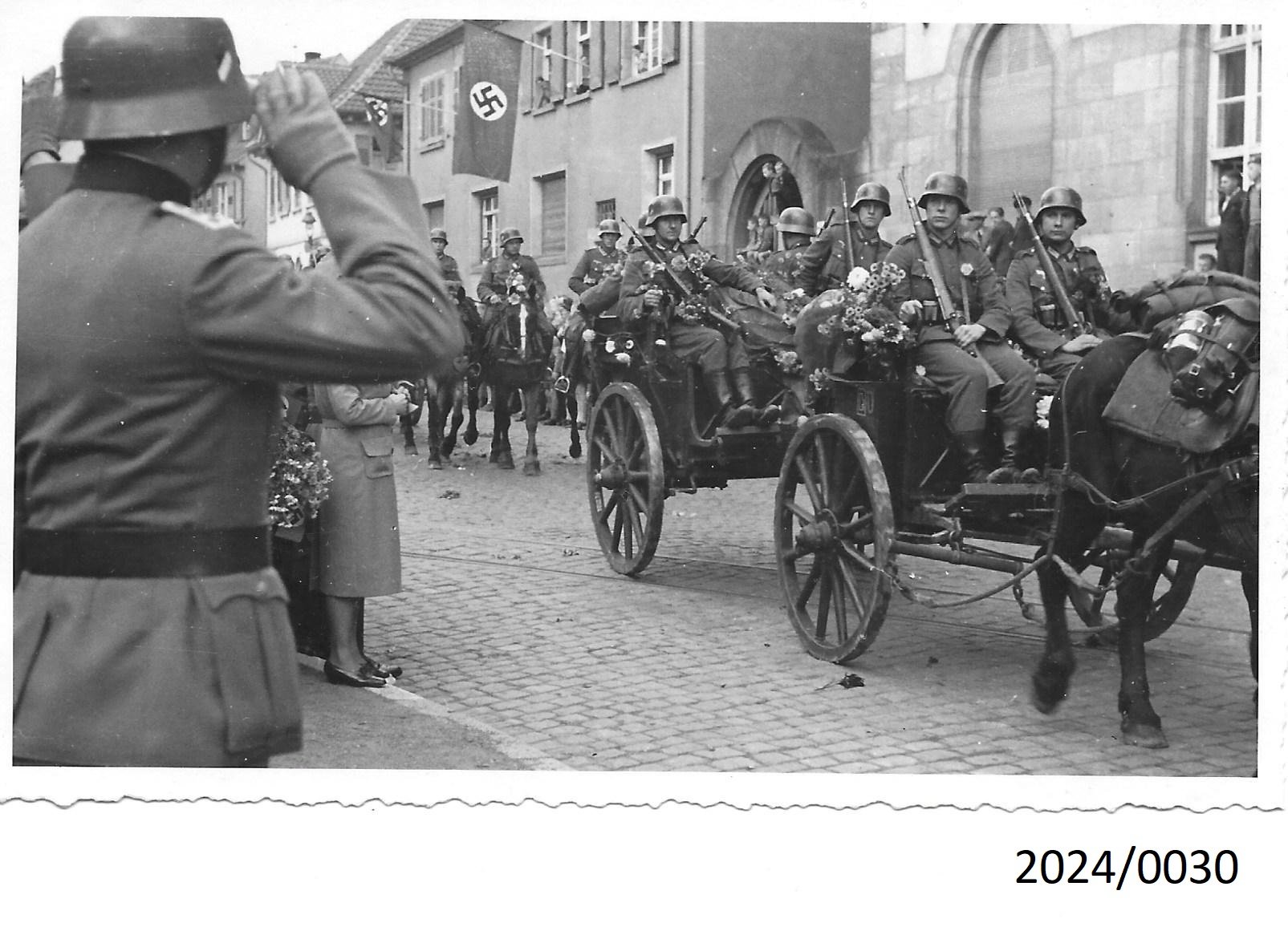 Bad Dürkheim, Zurückkehrende deutsche Truppen nach dem Frankreichfeldzug, 1940 (Stadtmuseum Bad Dürkheim im Kulturzentrum Haus Catoir CC BY-NC-SA)