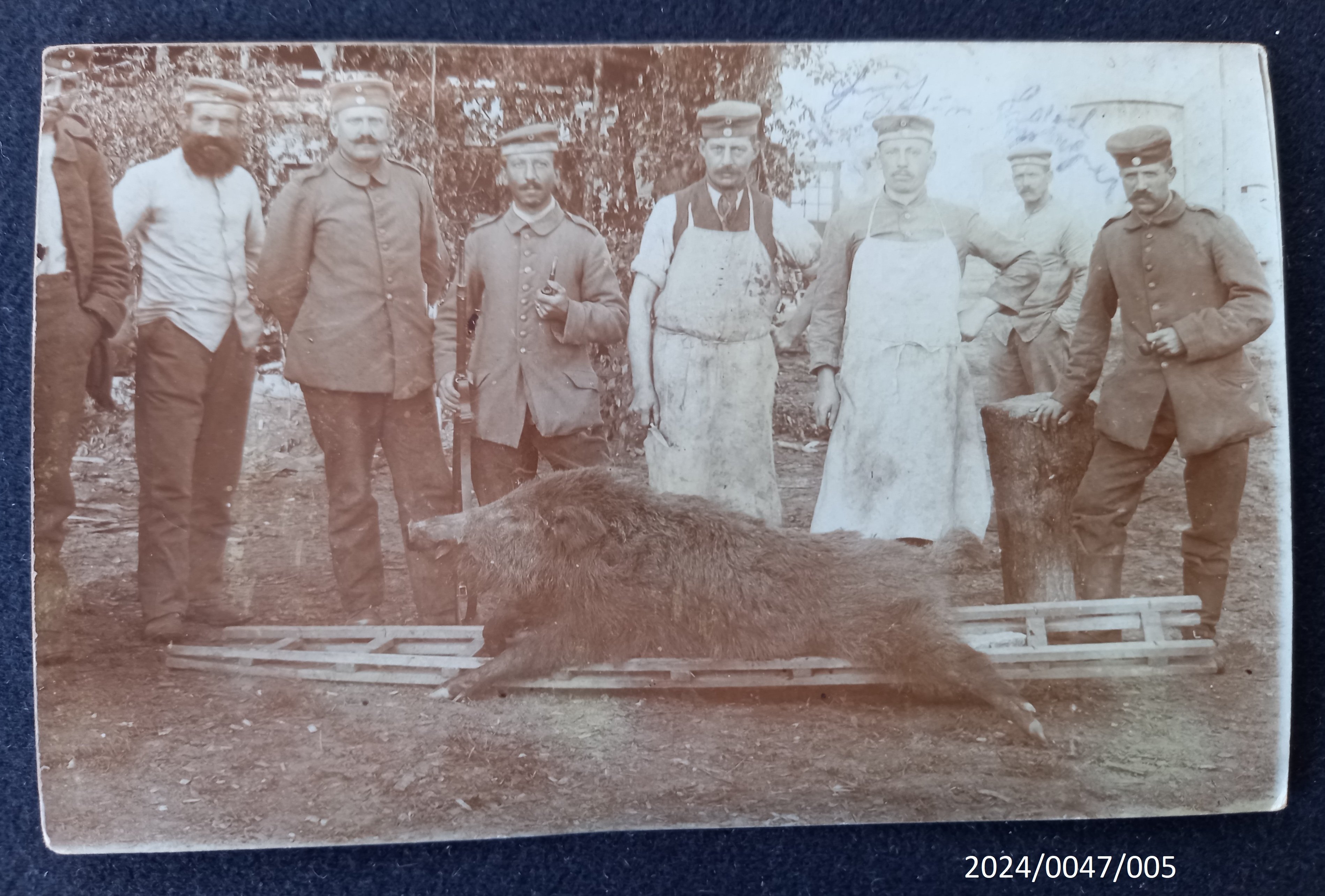Postkarte mit 8 Soldaten und einem Wildschwein (Stadtmuseum Bad Dürkheim im Kulturzentrum Haus Catoir CC BY-NC-SA)
