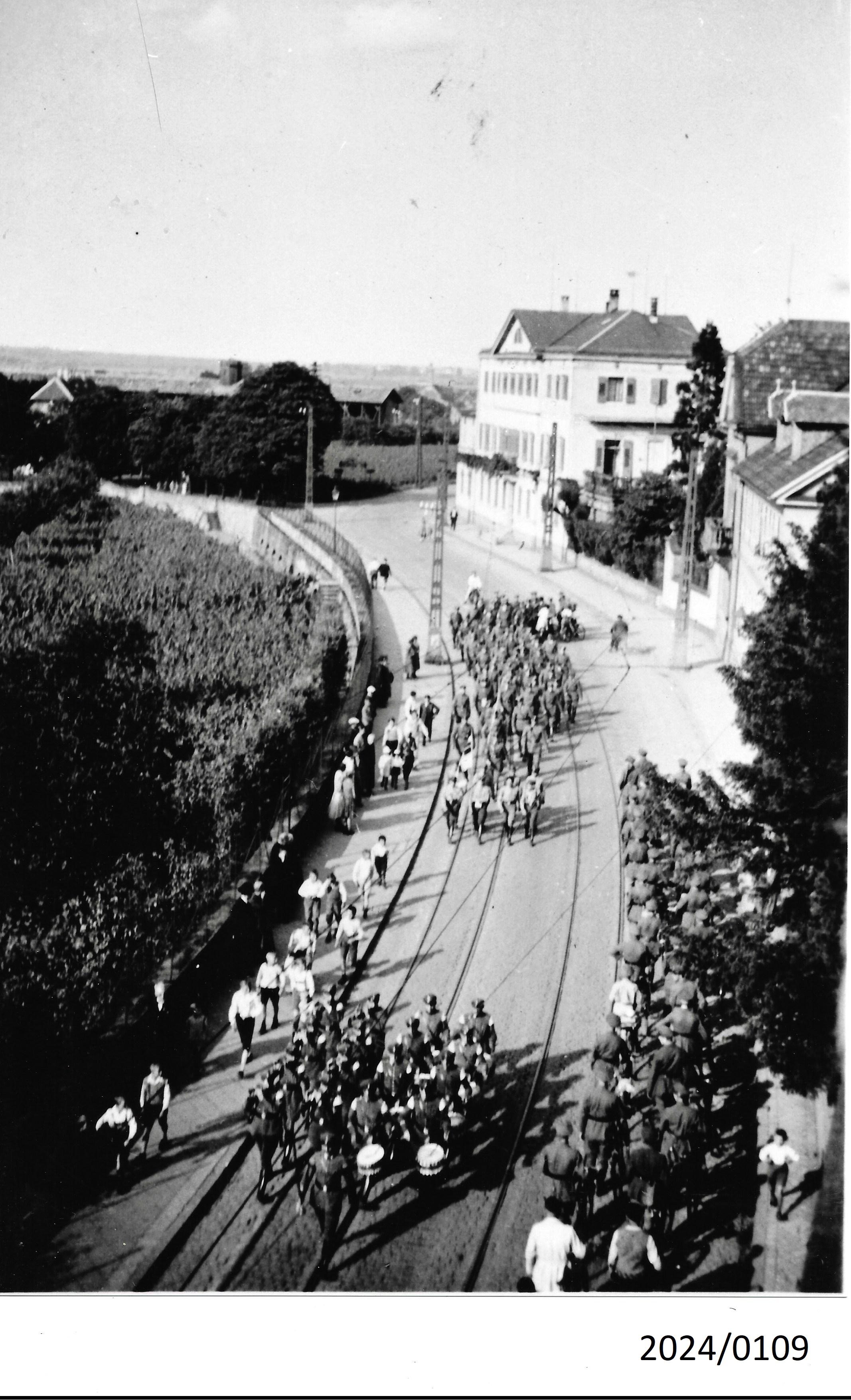 Bad Dürkheim, Aufmarsch in der Mannheimer Straße, um 1937 (Stadtmuseum Bad Dürkheim im Kulturzentrum Haus Catoir CC BY-NC-SA)