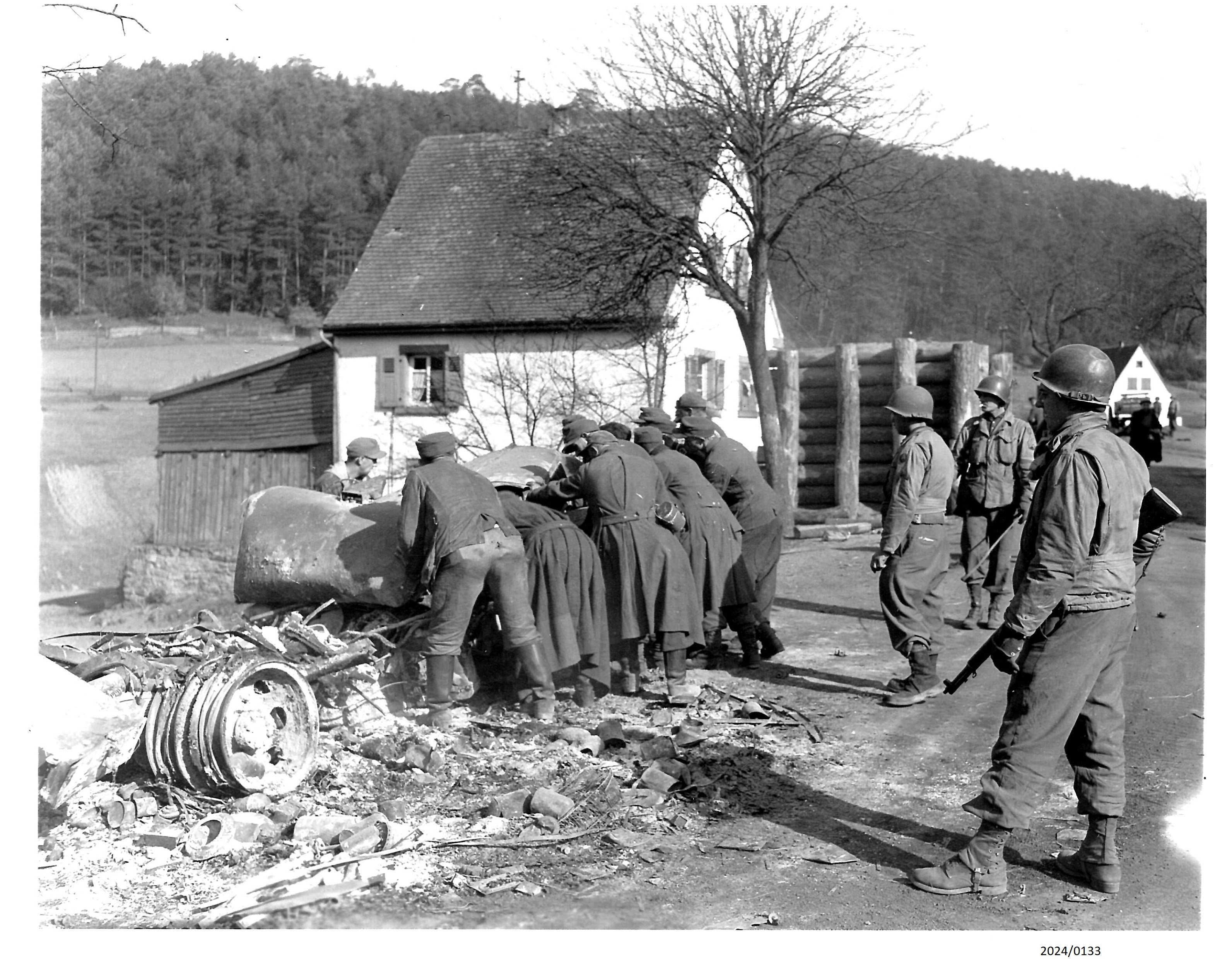 Soldaten beim Wegräumen eines ausgebrannten Autos (Stadtmuseum Bad Dürkheim im Kulturzentrum Haus Catoir CC BY-NC-SA)
