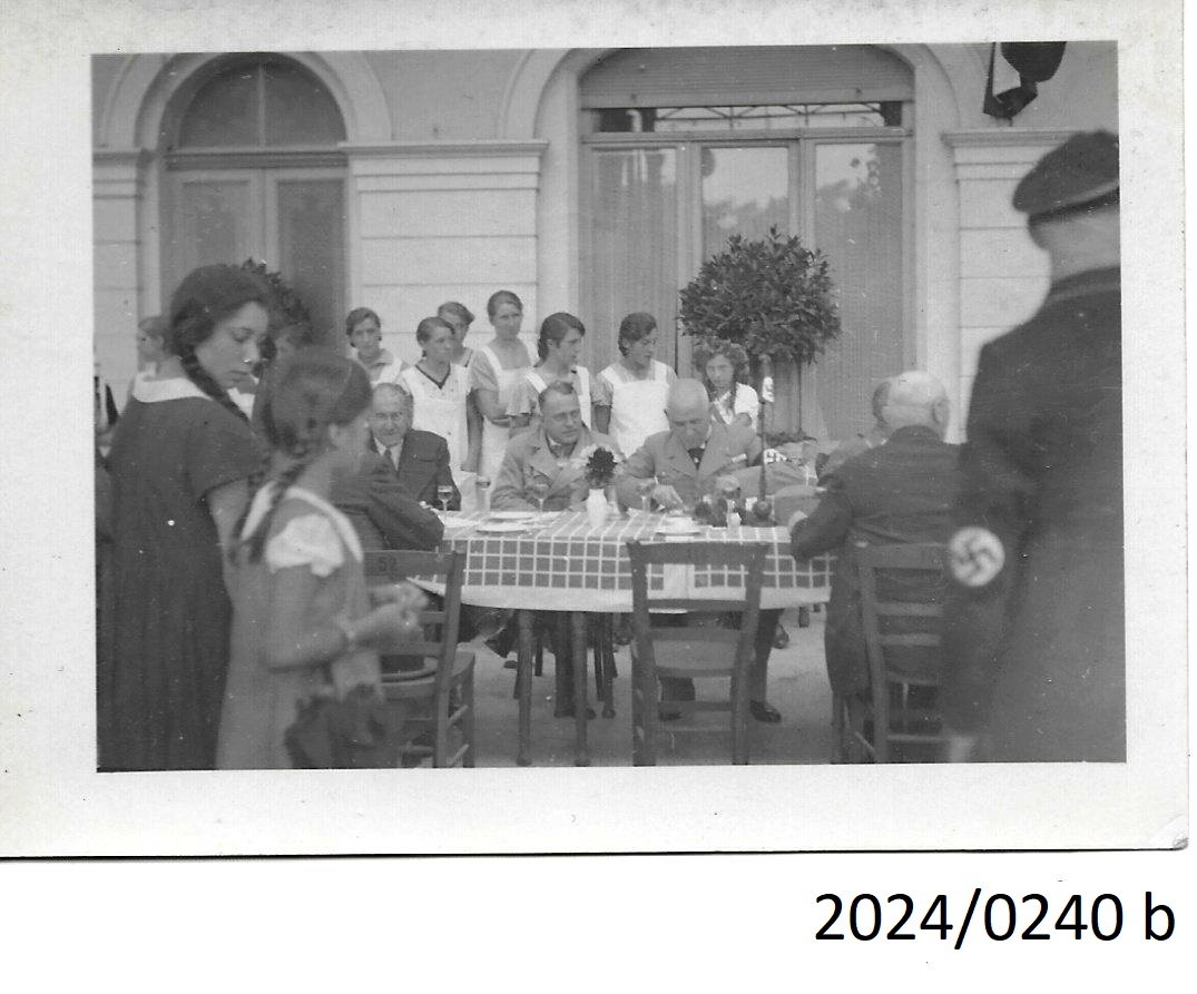 Bad Dürkheim, Gauleiter Bürckel mit anderen vor der Rückfront des Kurhauses, nach 1933 (Stadtmuseum Bad Dürkheim im Kulturzentrum Haus Catoir CC BY-NC-SA)