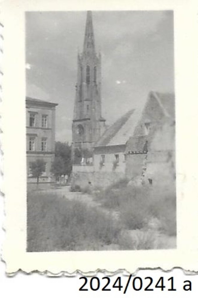 Bad Dürkheim, Schlosskirche und Pestalozzi-Schule, späte 1940er Jahre (Stadtmuseum Bad Dürkheim im Kulturzentrum Haus Catoir CC BY-NC-SA)