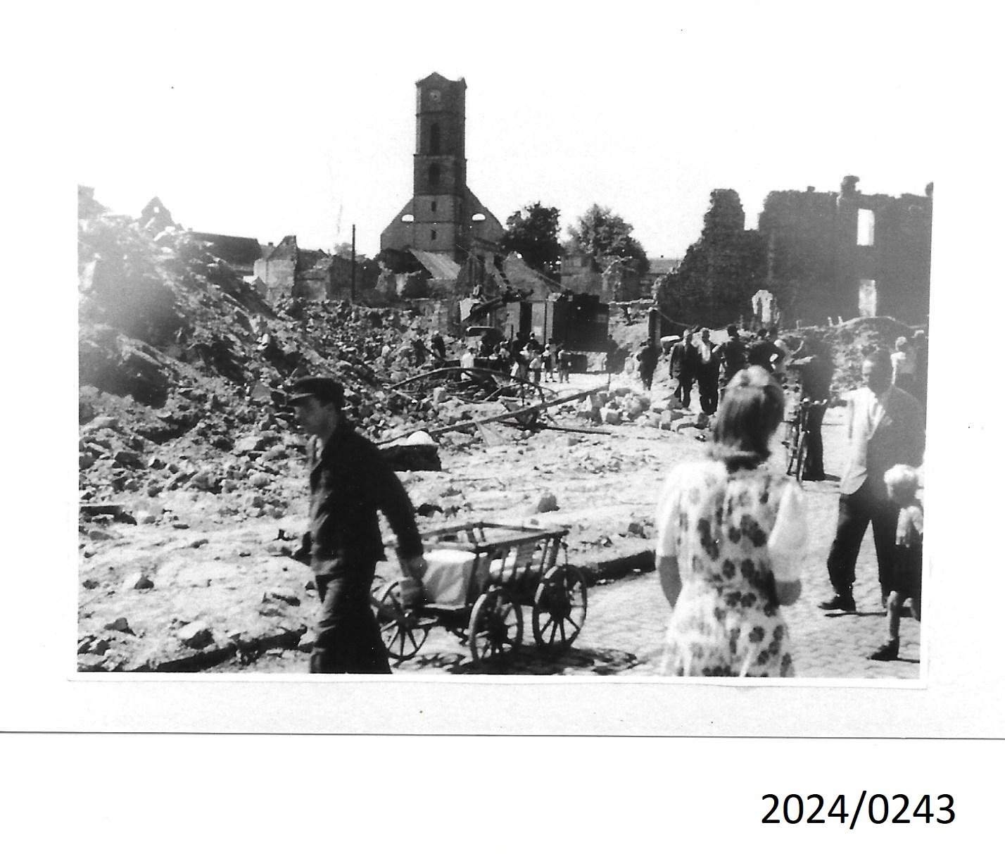 Bad Dürkheim, zerstörte Innenstadt mit Burgkirche, Ende 1940er Jahre (Stadtmuseum Bad Dürkheim im Kulturzentrum Haus Catoir CC BY-NC-SA)