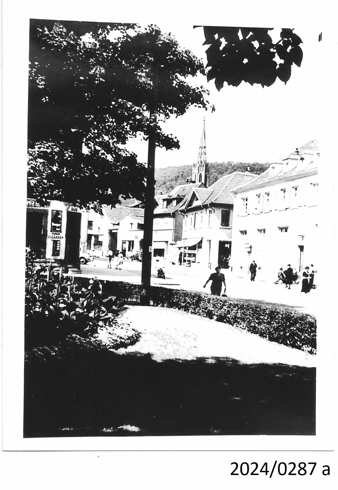 Bad Dürkheim, Blick vom Bahnhofsvorplatz auf die Ecke Mannheimer Straße/Bahnhofsstraße, 1950er Jahre (Stadtmuseum Bad Dürkheim im Kulturzentrum Haus Catoir CC BY-NC-SA)