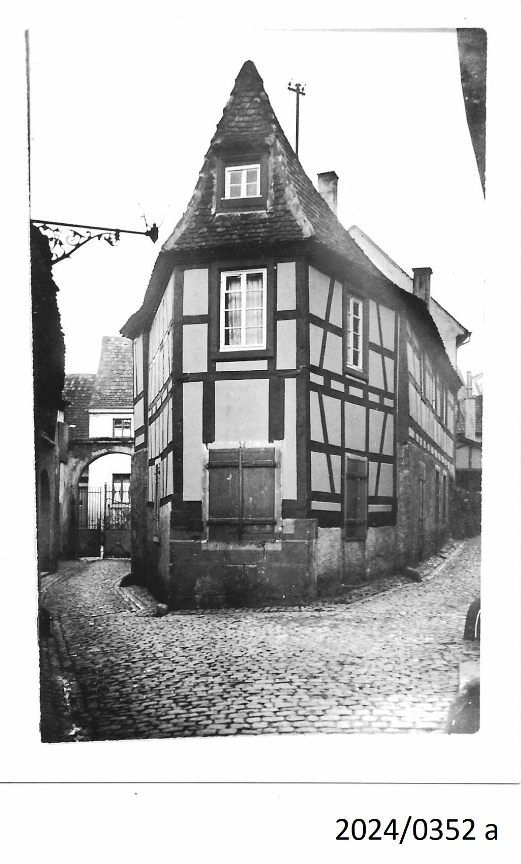 Bad Dürkheim, Kleines Fachwerkhaus in einer Seitengasse in der Altstadt, 1930er Jahre (Stadtmuseum Bad Dürkheim im Kulturzentrum Haus Catoir CC BY-NC-SA)