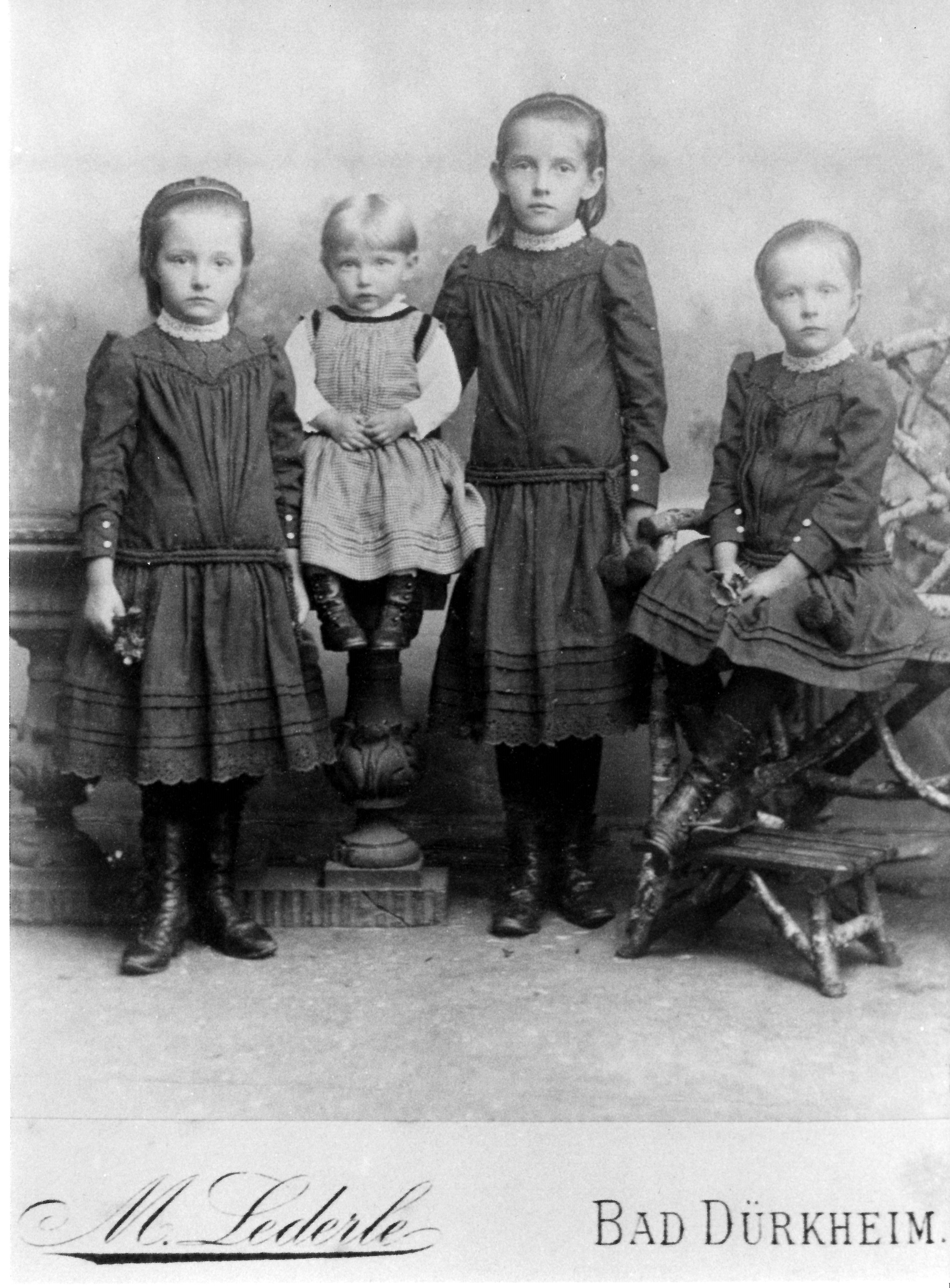 Bild, S-W-Foto: "4 Töchter der Familie Catoir", Bad Dürkheim; Fotograf Lederle, 1891 (Stadtmuseum Bad Dürkheim im Kulturzentrum Haus Catoir CC BY-NC-SA)
