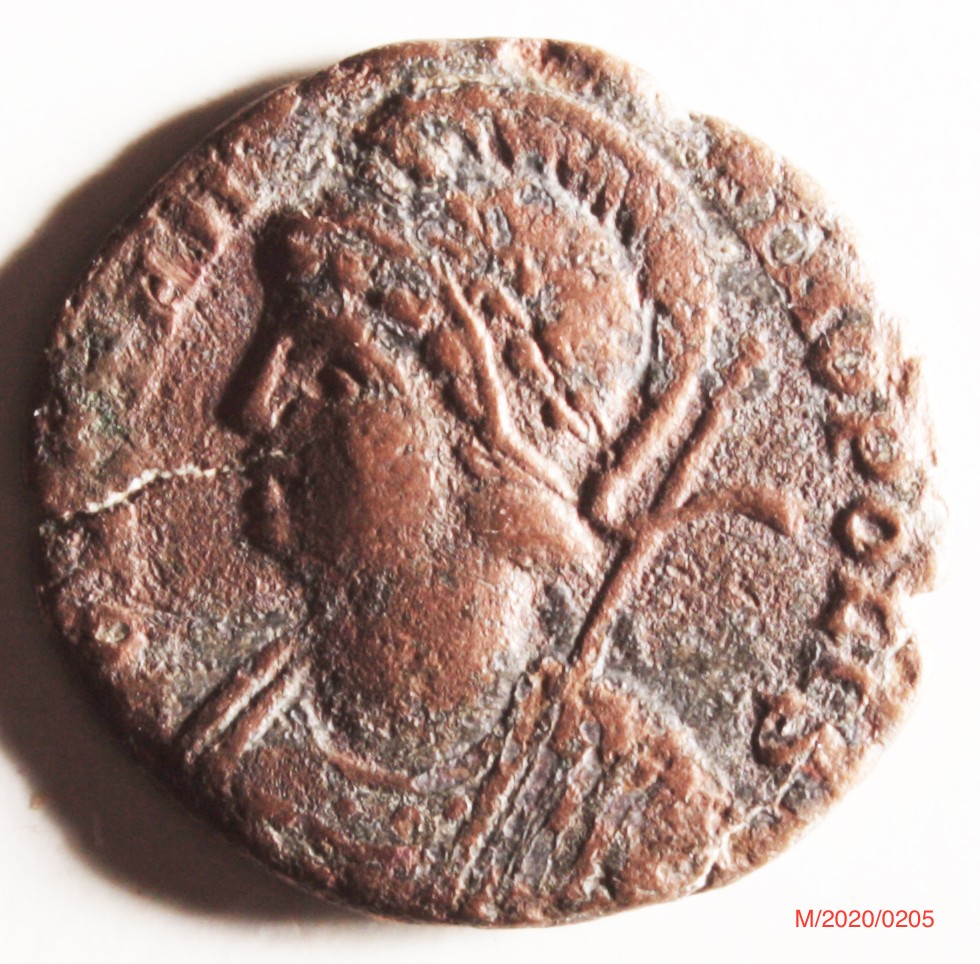 Römische Münze, Nominal Follis, Prägeherr Constantinopolis, Prägeort Trier , Original (Museumsgesellschaft Bad Dürkheim e.V. CC BY-NC-SA)