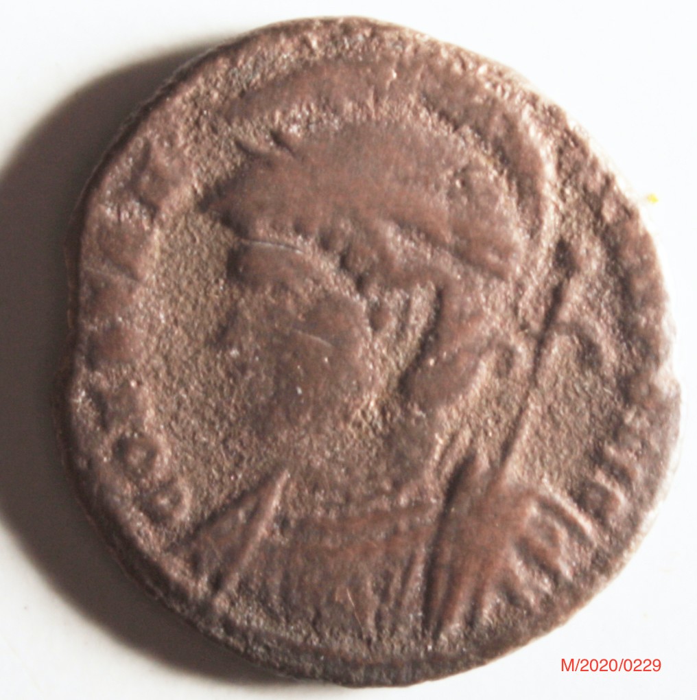 Römische Münze, Nominal Follis, Prägeherr Constantinopolis, Prägeort Lyon , Original (Museumsgesellschaft Bad Dürkheim e.V. CC BY-NC-SA)