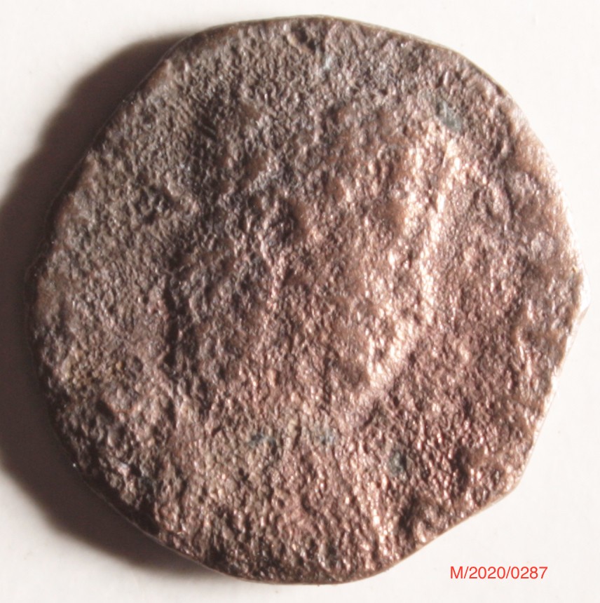 Römische Münze, Nominal Follis, Prägeherr Constantinus II., Prägeort nicht bestimmbar, Original (Museumsgesellschaft Bad Dürkheim e.V. CC BY-NC-SA)