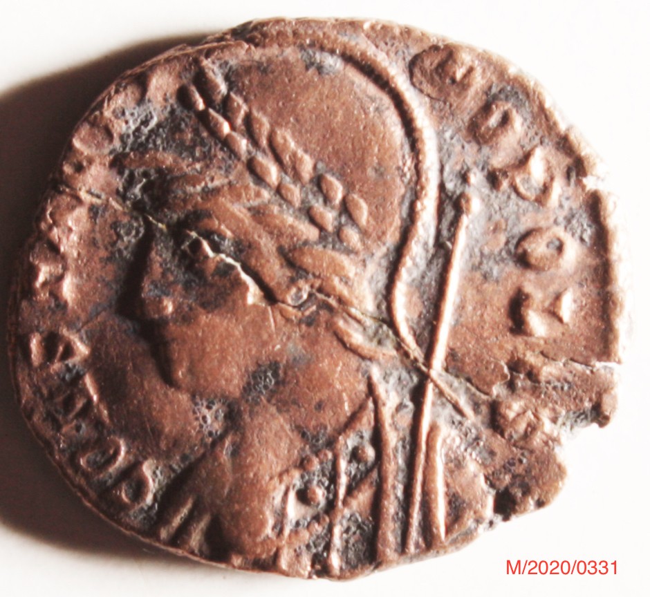 Römische Münze, Nominal Follis, Prägeherr Constantinopolis, Prägeort Rom, Original (Museumsgesellschaft Bad Dürkheim e.V. CC BY-NC-SA)