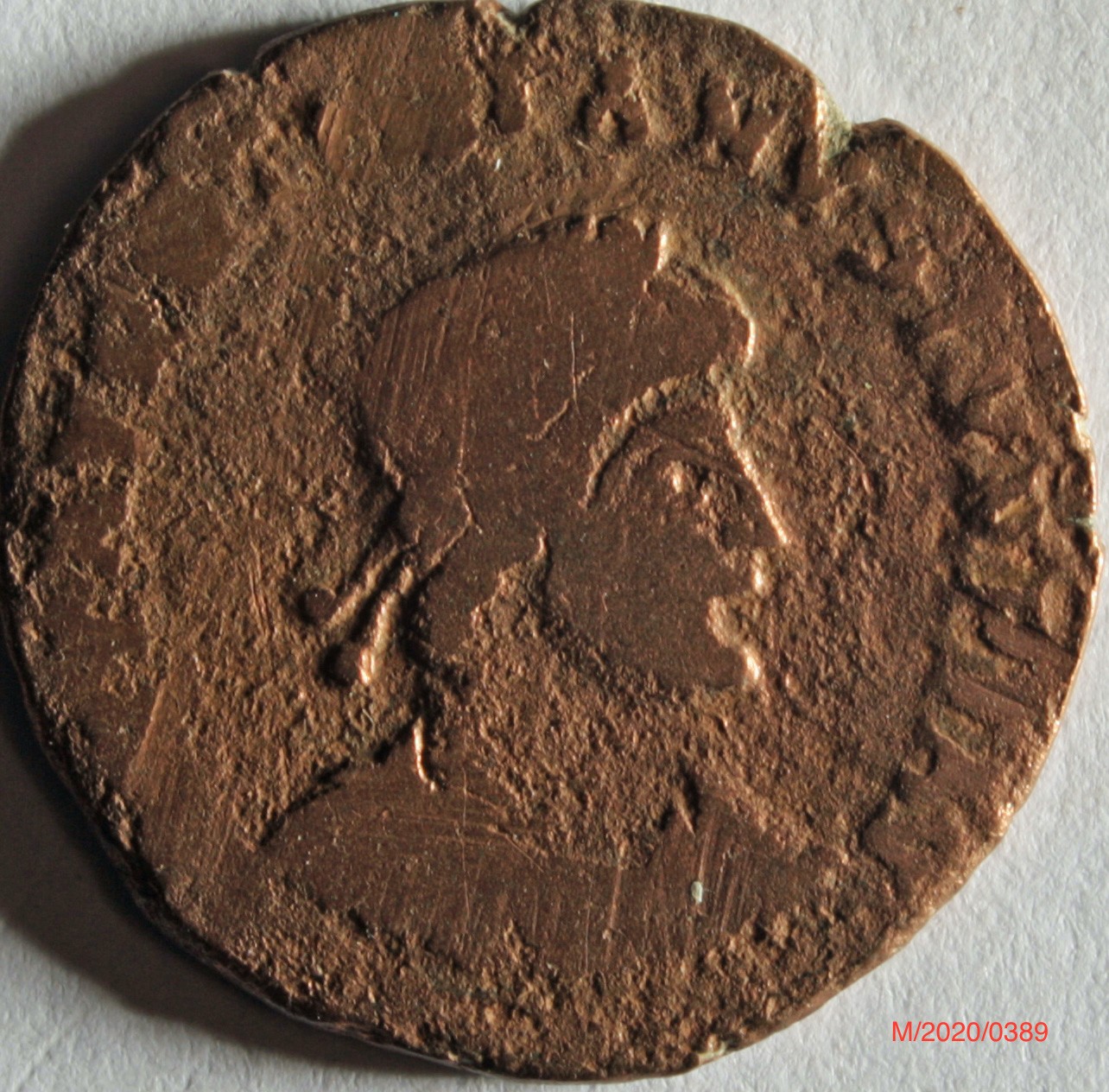 Römische Münze, Nominal Maiorina, Prägeherr Valentinianus II., Prägeort Arles, Original (Museumsgesellschaft Bad Dürkheim e.V. CC BY-NC-SA)