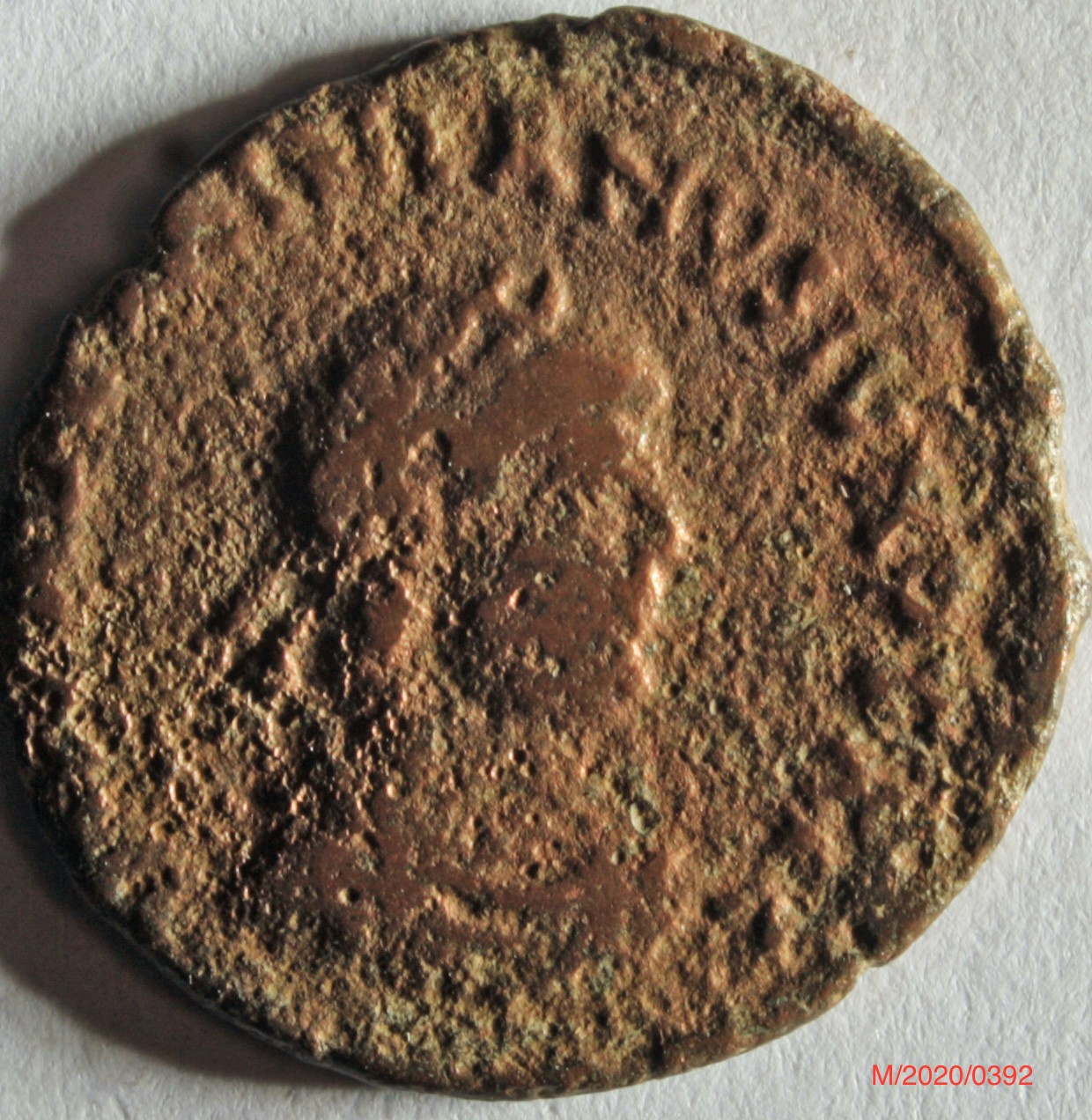 Römische Münze, Nominal Maiorina, Prägeherr Valentinian II., Prägeort Arles, Original (Museumsgesellschaft Bad Dürkheim e.V. CC BY-NC-SA)