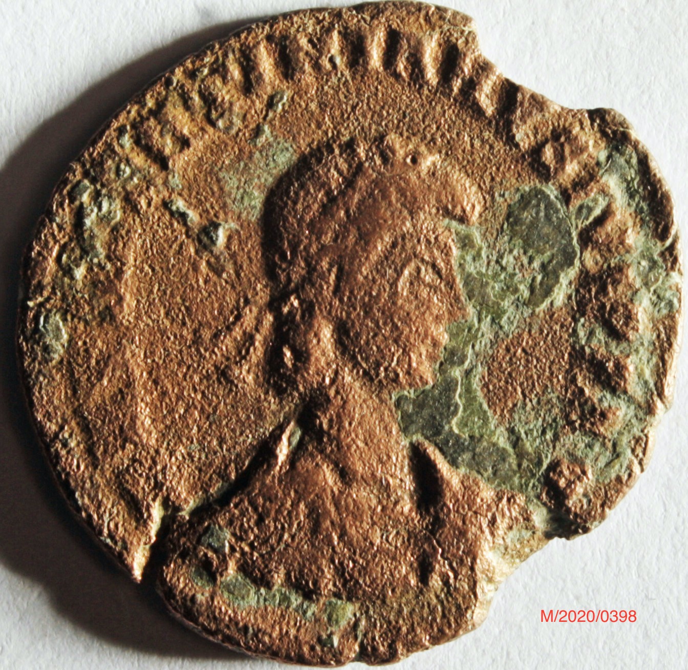 Römische Münze, Nominal Maiorina, Prägeherr Valentinianus II., Prägeort Trier, Original (Museumsgesellschaft Bad Dürkheim e.V. CC BY-NC-SA)