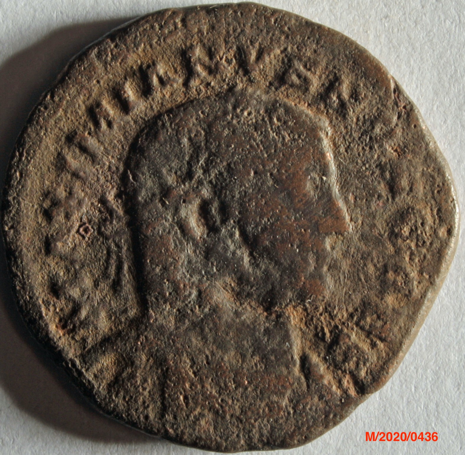 Römische Münze, Nominal Follis, Prägeherr unbekannt, Prägeort nicht bestimmbar, Original (Museumsgesellschaft Bad Dürkheim e.V. CC BY-NC-SA)