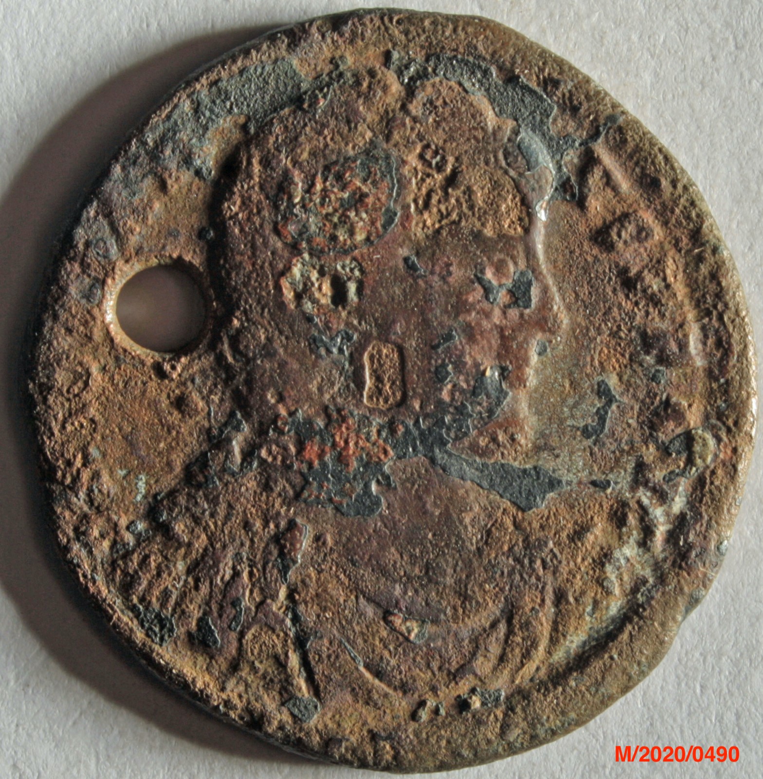 Römische Münze, Nominal Doppelmaiorina, Prägeherr Iovian, Prägeort Konstantinopel, Original (Museumsgesellschaft Bad Dürkheim e.V. CC BY-NC-SA)