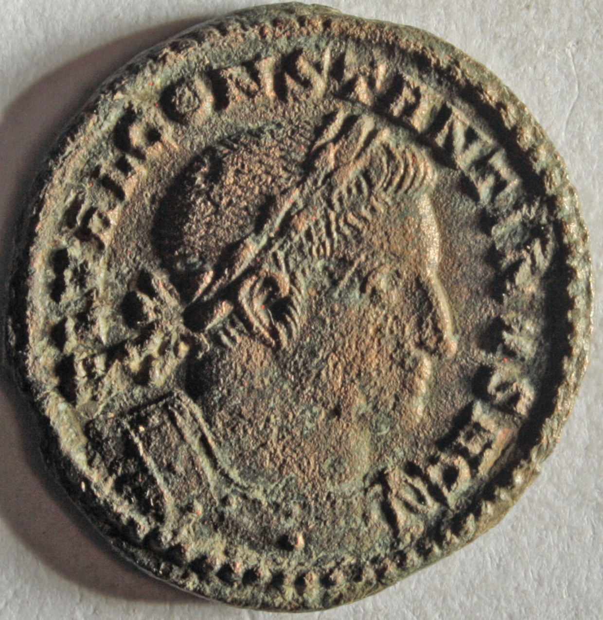 Römische Münze, Nominal Halbfollis, Prägeherr unbekannt, Prägeort Trier, Original (Museumsgesellschaft Bad Dürkheim e.V. CC BY-NC-SA)