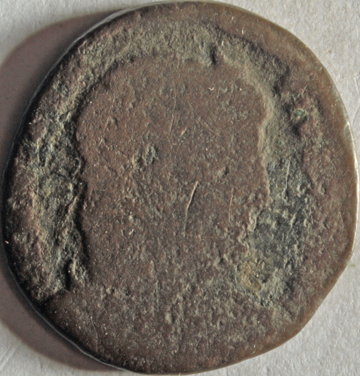 Römische Münze, Nominal Maiorina, Prägeherr Magnentius, Prägeort Arles, Original (Museumsgesellschaft Bad Dürkheim e.V. CC BY-NC-SA)