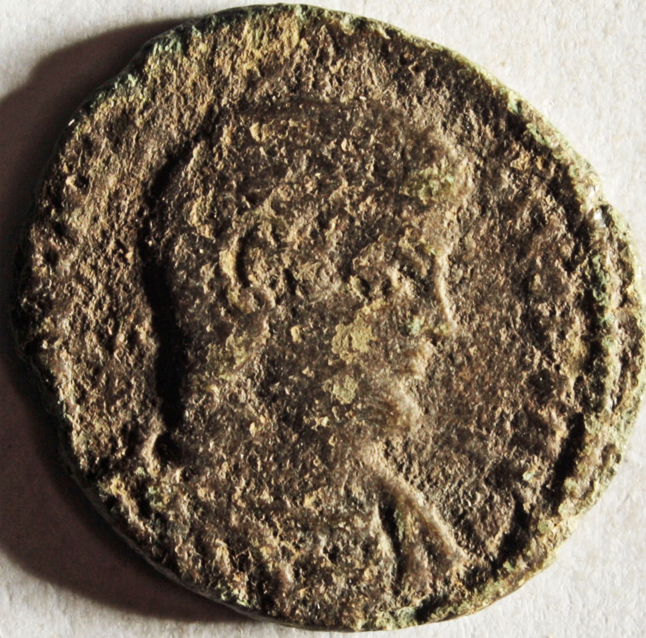 Römische Münze, Nominal Maiorina/ Aes2, Prägeherr Magnentius, Prägeort Trier, Original (Museumsgesellschaft Bad Dürkheim e.V. CC BY-NC-SA)