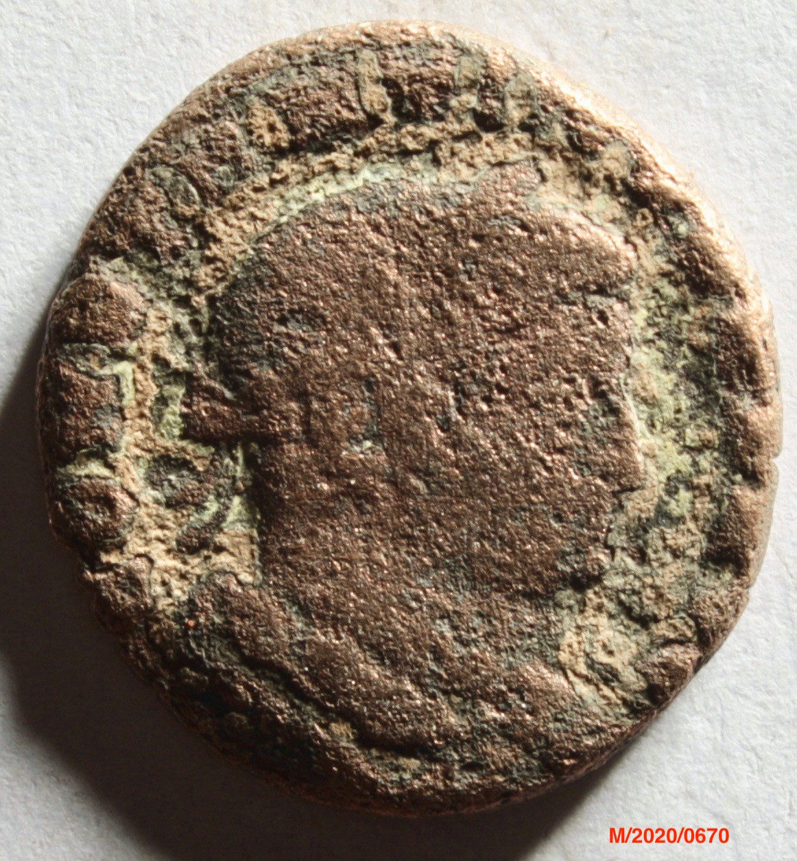 Römische Münze, Nominal Follis, Prägeherr Constantinus I., Prägeort Lyon, Original (Museumsgesellschaft Bad Dürkheim e.V. CC BY-NC-SA)