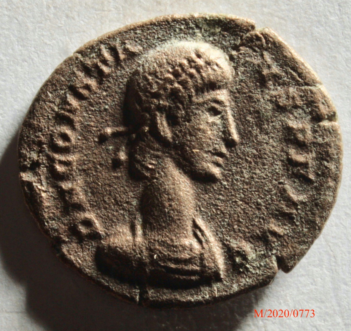 Römische Münze, Nominal Maiorina, Prägeherr Constans, Prägeort Trier, Original (Museumsgesellschaft Bad Dürkheim e.V. CC BY-NC-SA)