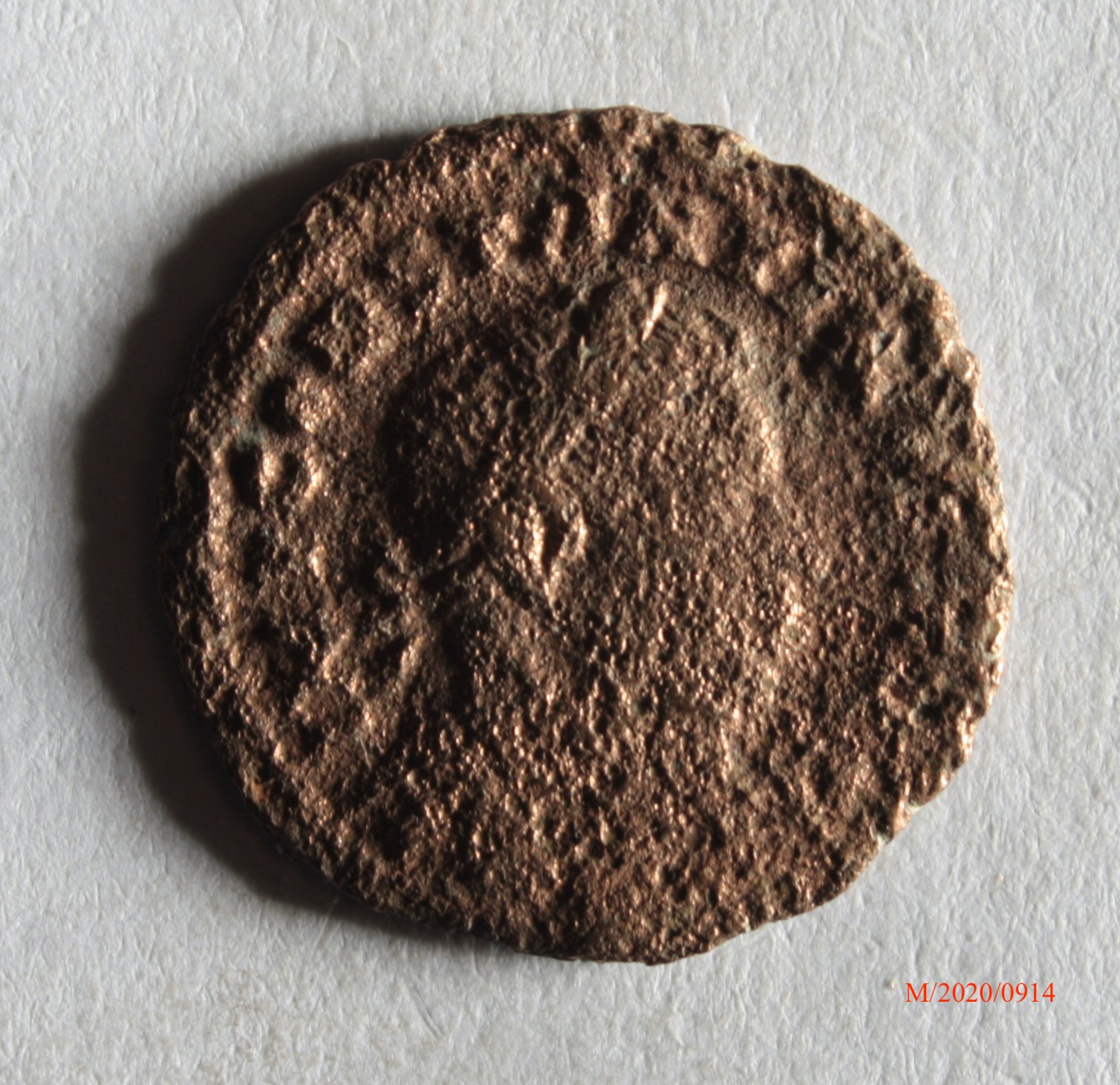 Römische Münze, Nominal Follis, Prägeherr Constantinus I., Prägeort nicht bestimmbar, Original (Museumsgesellschaft Bad Dürkheim e.V. CC BY-NC-SA)