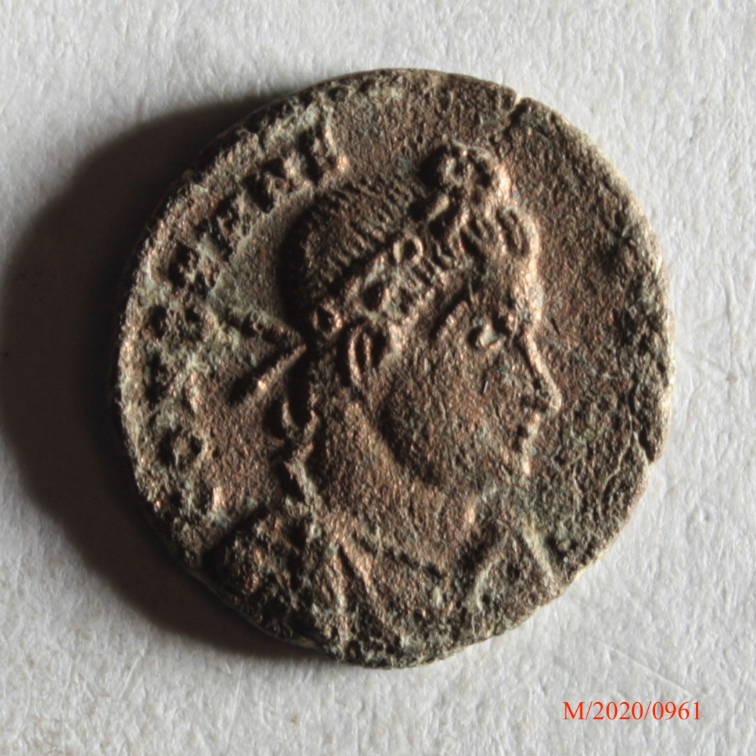 Römische Münze, Nominal Follis, Prägeherr Constans, Prägeort Lyon, Original (Museumsgesellschaft Bad Dürkheim e.V. CC BY-NC-SA)