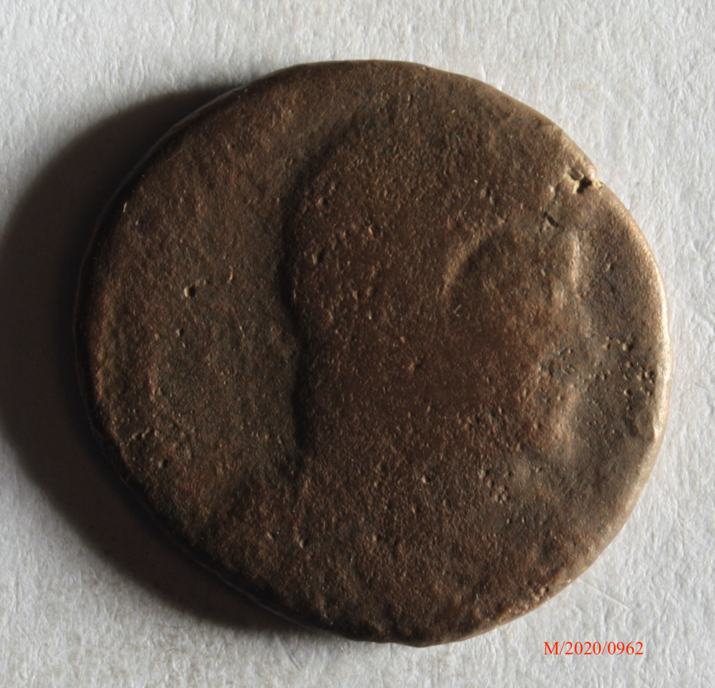 Römische Münze, Nominal Maiorina, Prägeherr Magnentius, Prägeort nicht bestimmbar, Original (Museumsgesellschaft Bad Dürkheim e.V. CC BY-NC-SA)